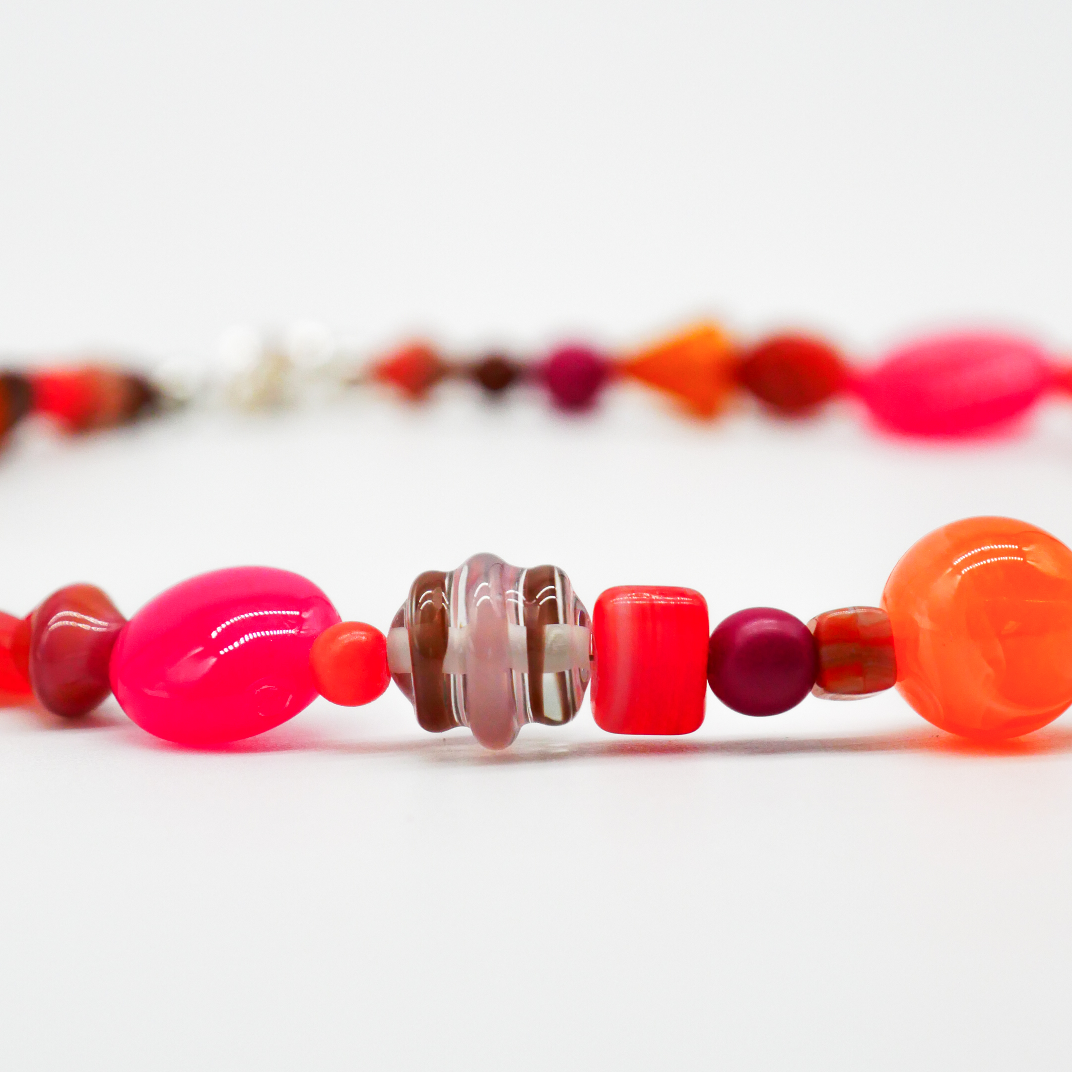 "Summer Feeling",  Kette aus verschiedenen Formen, Glas- und Resin Perlen, pink-orange