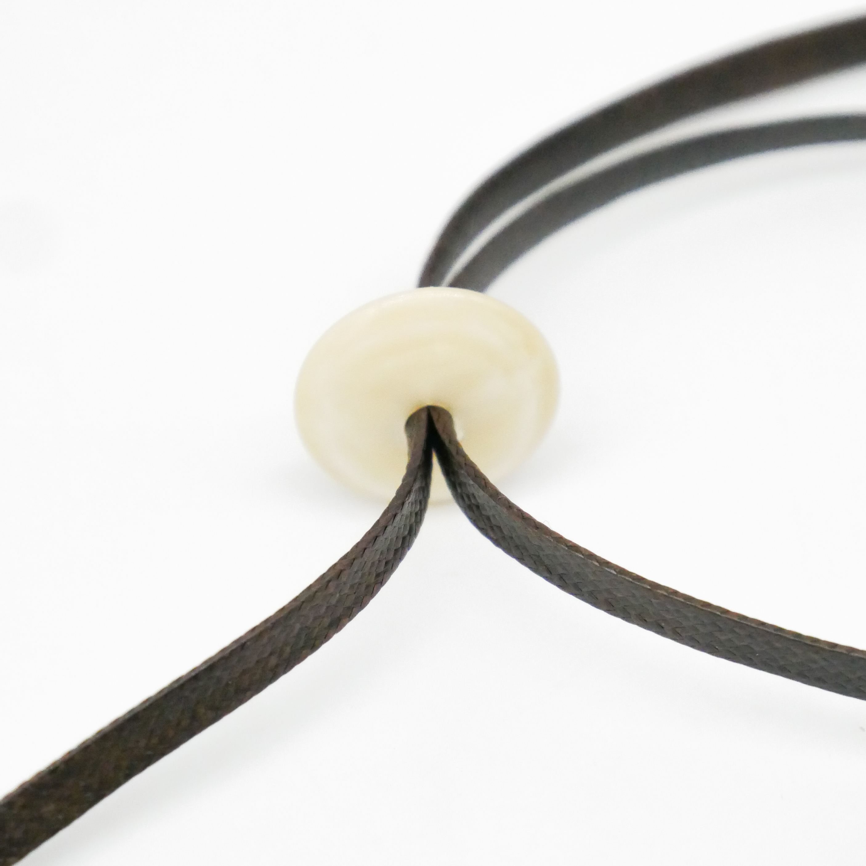  "Craft-Art", runder Hornanhänger Ø ca. 53 verspieltes Design, Syntetikband, weißes Horn 