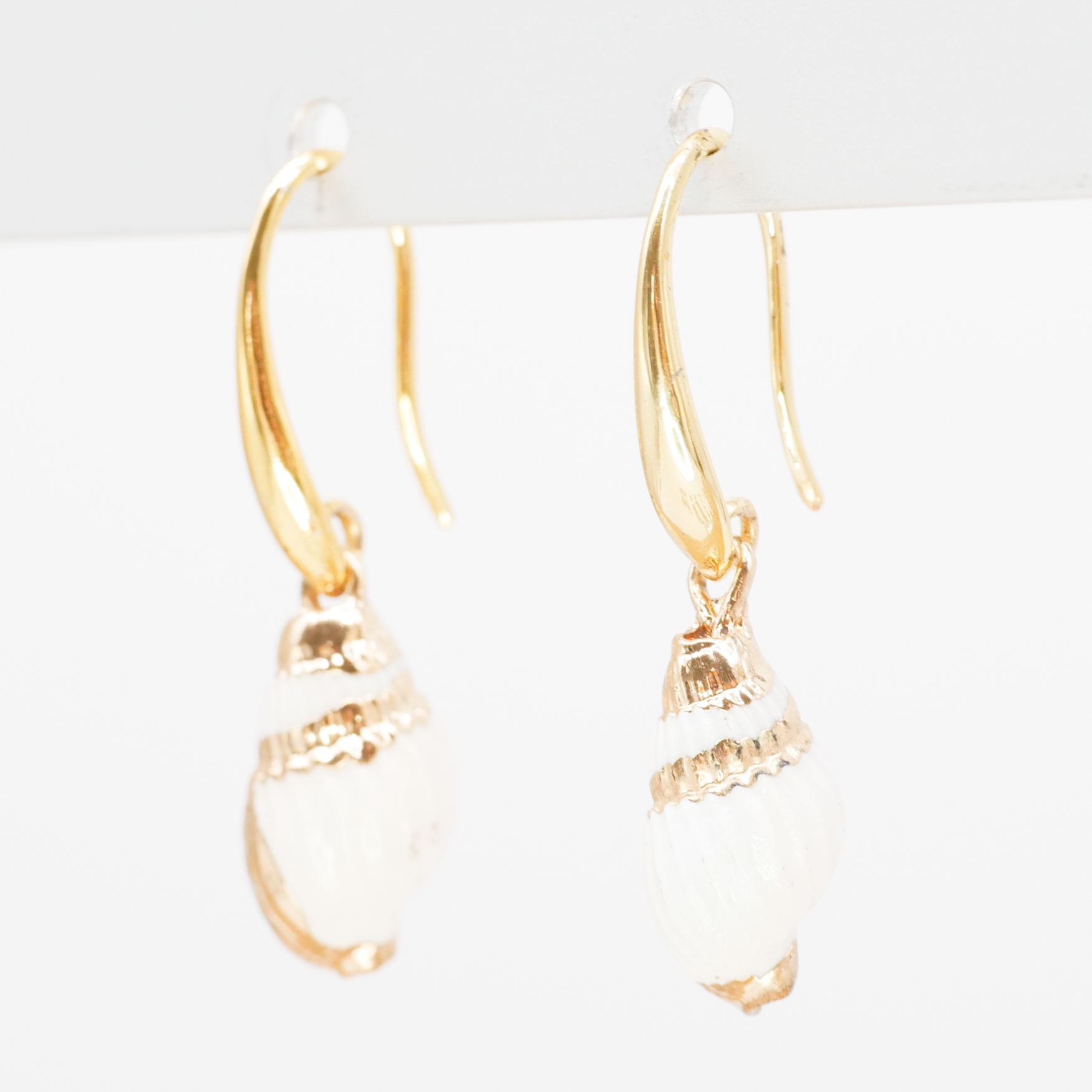 "Shell" Ohrring, kleine weiße Schnecke an goldenem Ohrhaken, goldfarben