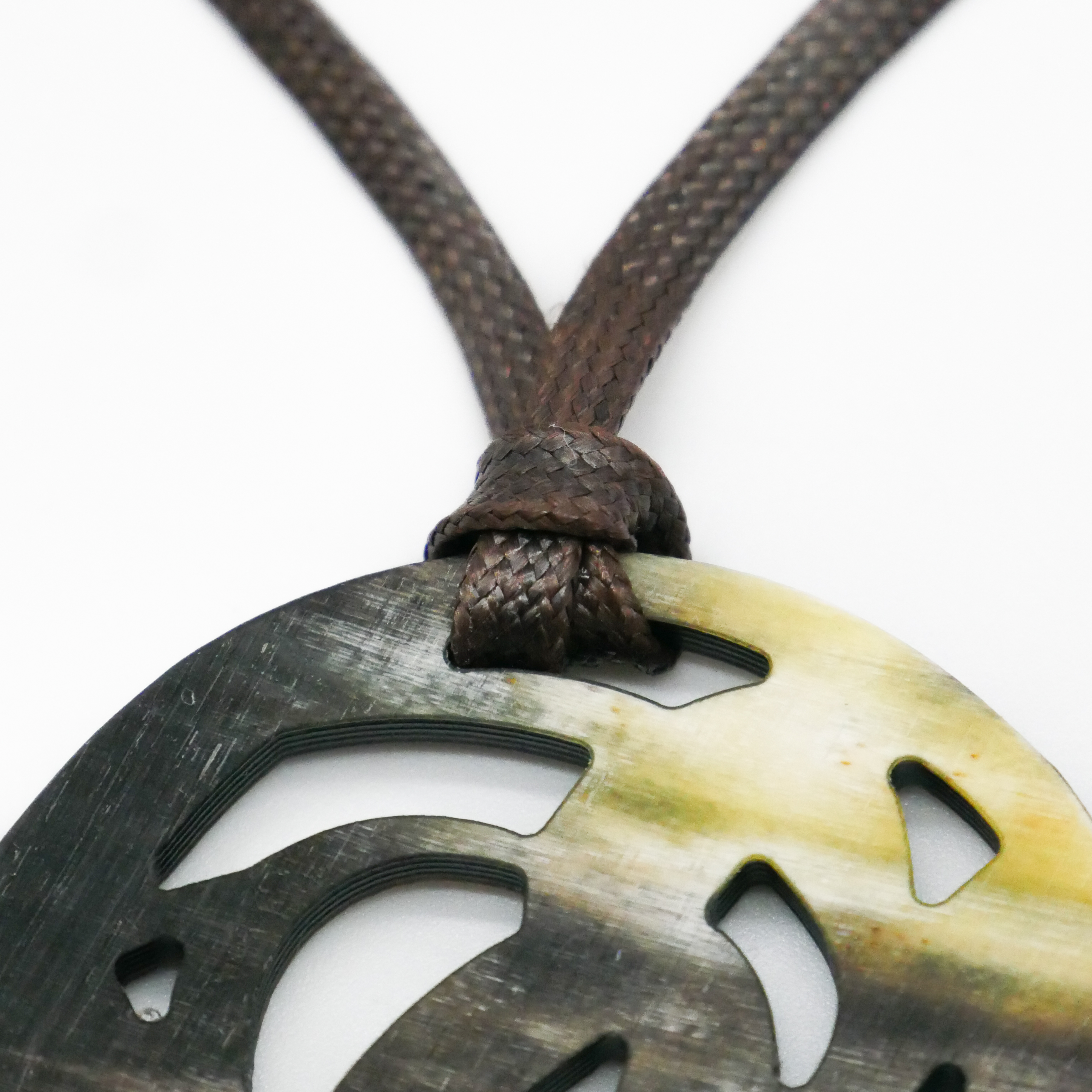  "Craft-Art", runder Hornanhänger Ø ca. 53 verspieltes Design, Syntetikband, marble Horn 