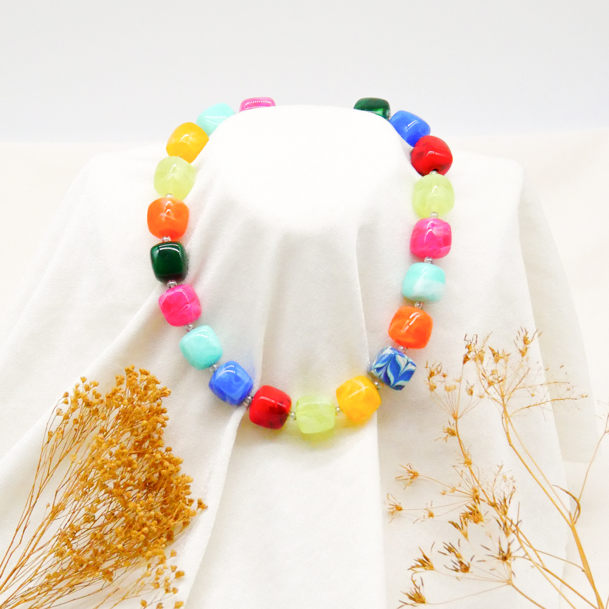 "Summer Feeling", kurze Kette "Cube" Resinperlen ca. 16 x 16 mm multicolor