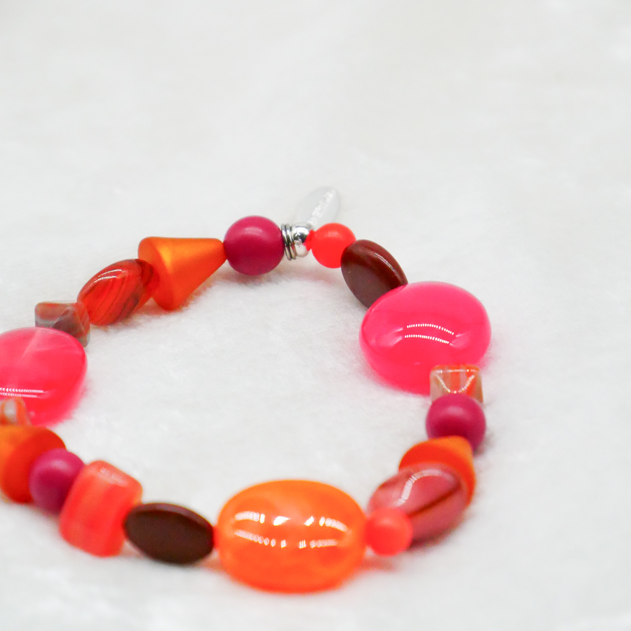 "Summer Feeling", Armband aus verschiedenen Formen, Glas- und Resin Perlen, pink-orange