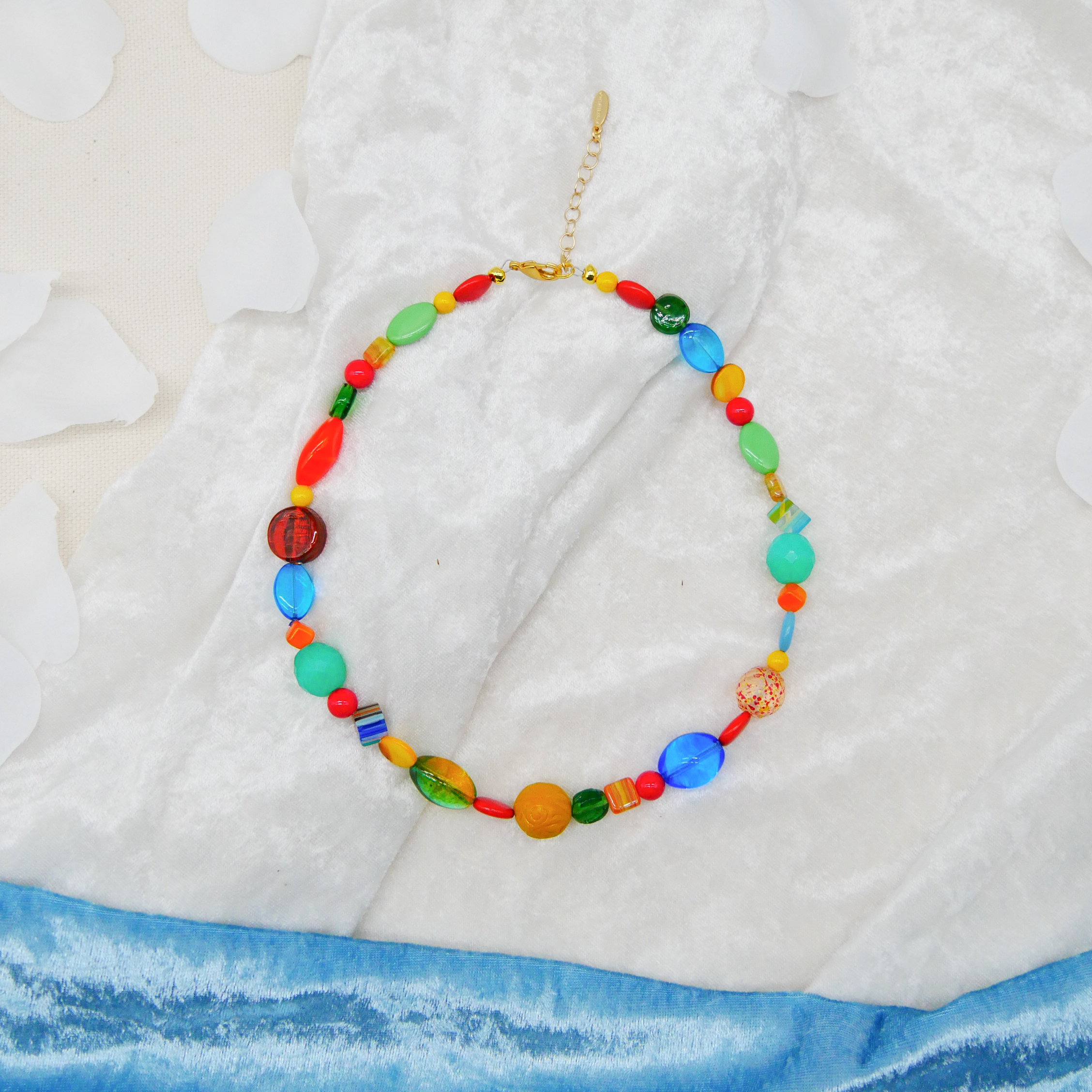 "Summer Feeling",  Kette aus verschiedenen Formen, Glas- und Resin Perlen, multicolor 