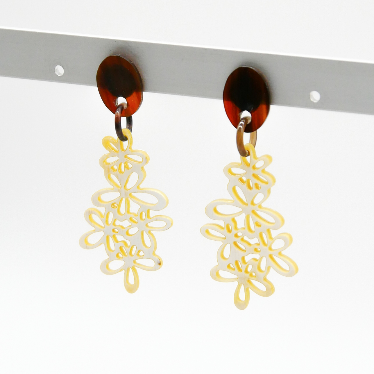 "Craft Art" Ohrring "Blütenzauber" braunes und weißes Horn