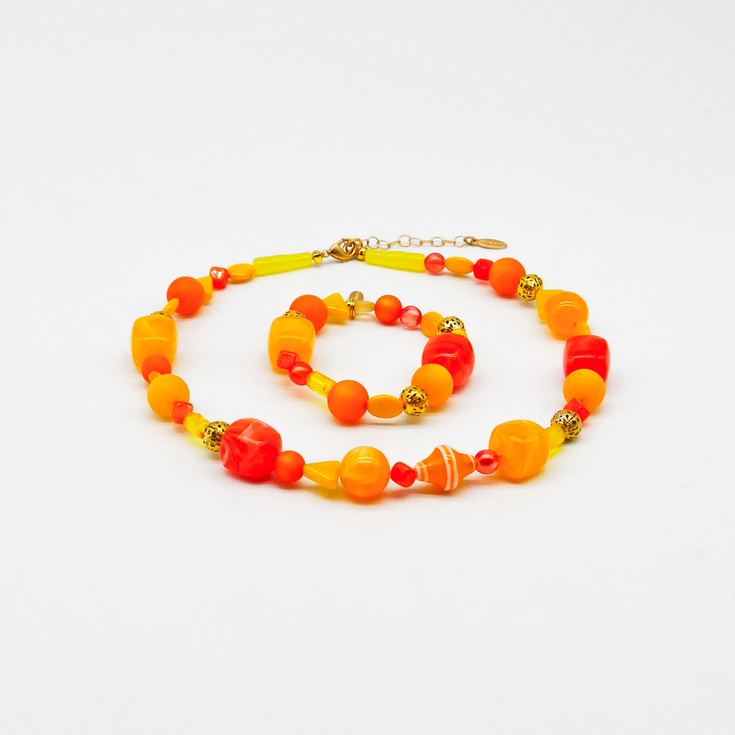 "Summer Feeling",  Kette aus verschiedenen Formen, Glas- und Resin Perlen, gelb-orange