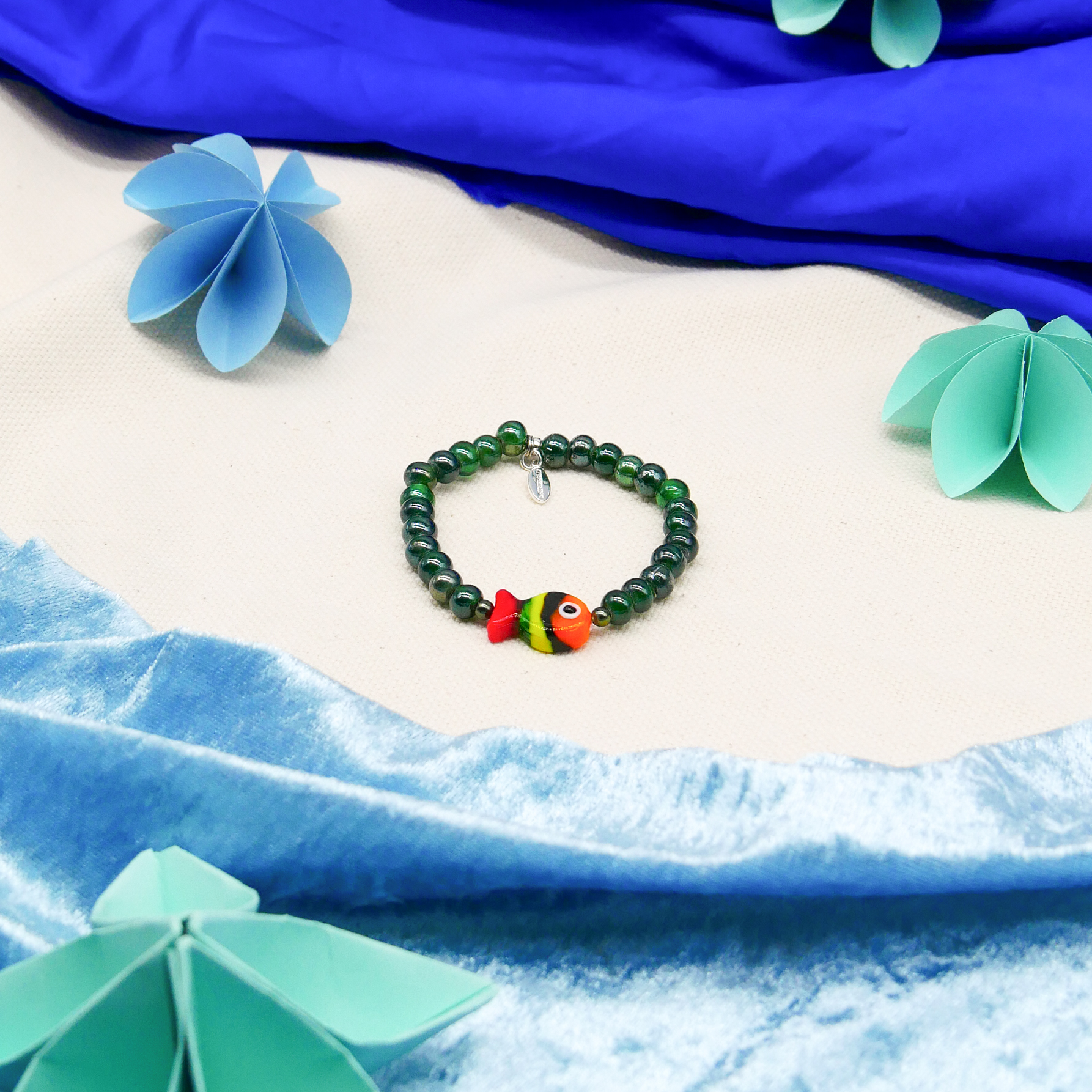 "Summer Feeling" Armband auf Gummi "Fisch" Glasperlen moos
