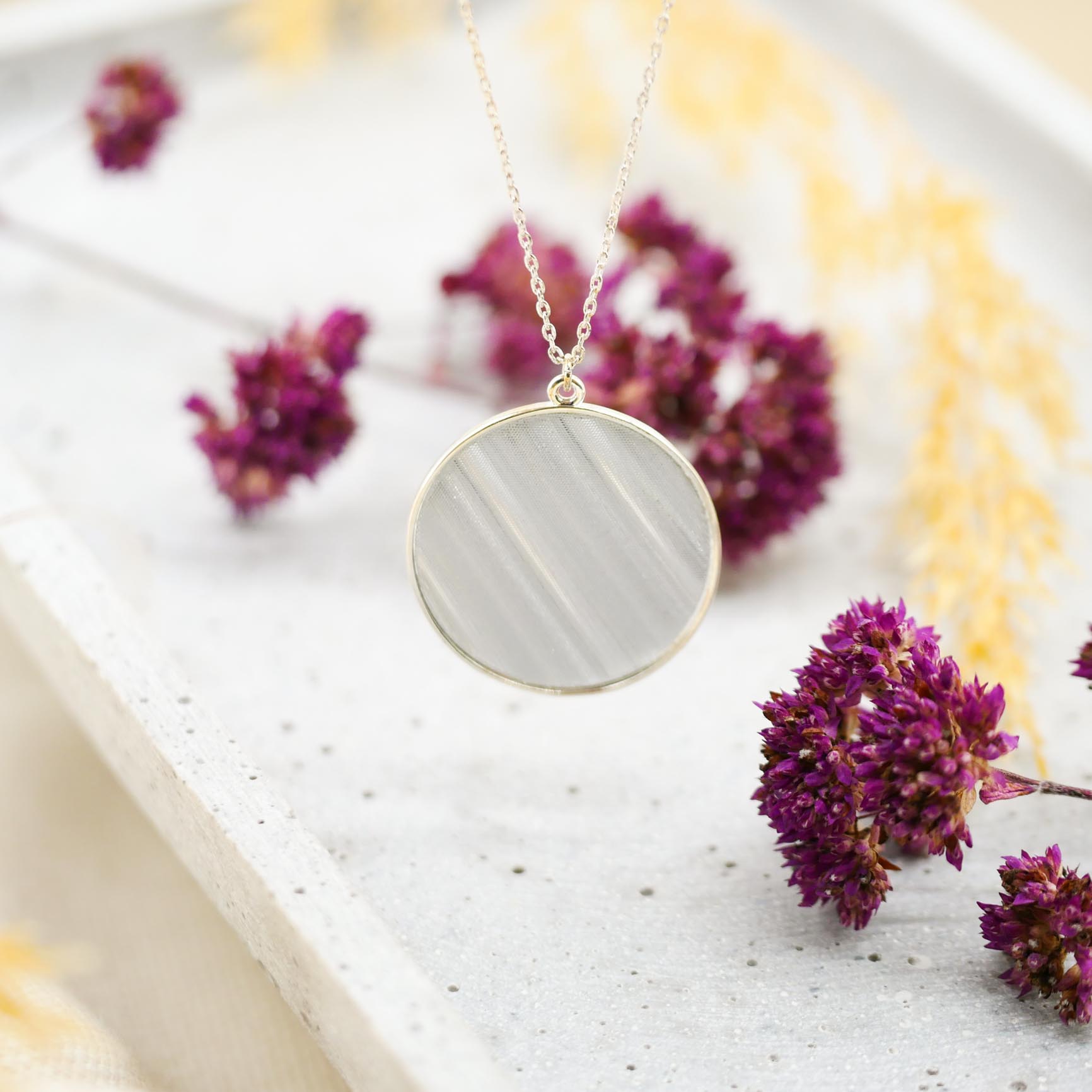 "Circle" kurze Kette, versilberter Anhänger, Perlmutt Optik