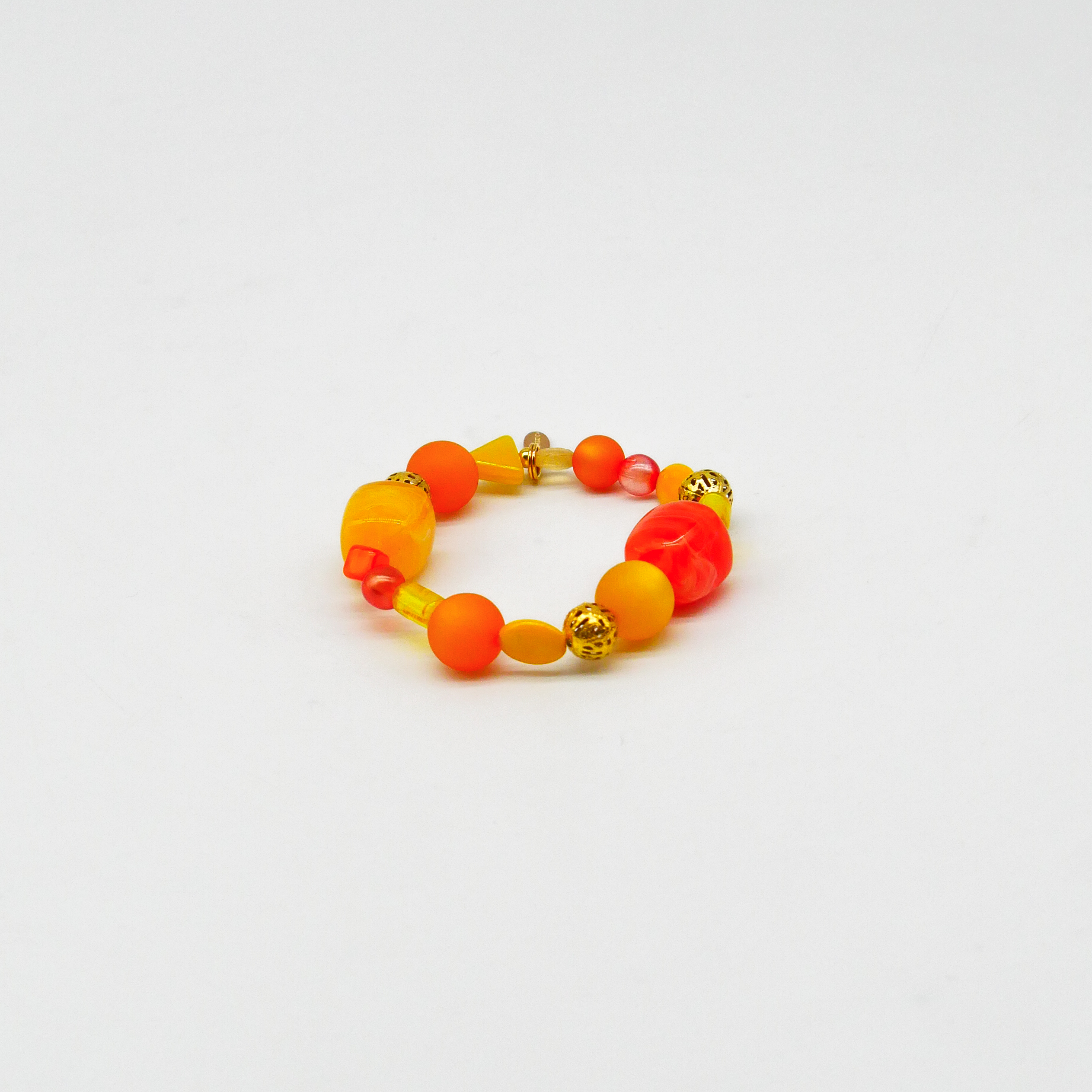 "Summer Feeling", Armband aus verschiedenen Formen, Glas- und Resin Perlen, gelb-orange