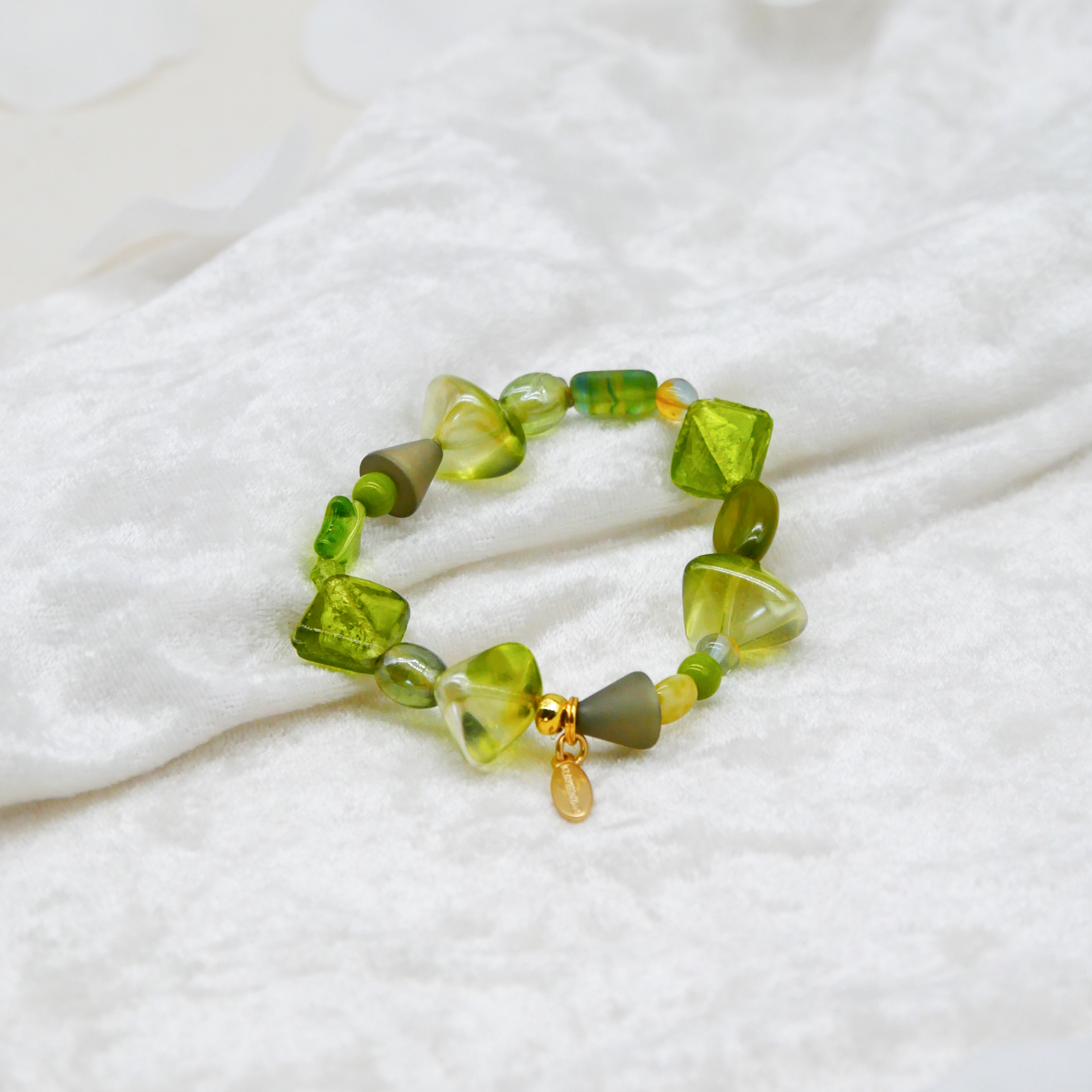 "Summer Feeling", Armband aus verschiedenen Formen, Glas- und Resin Perlen, grün