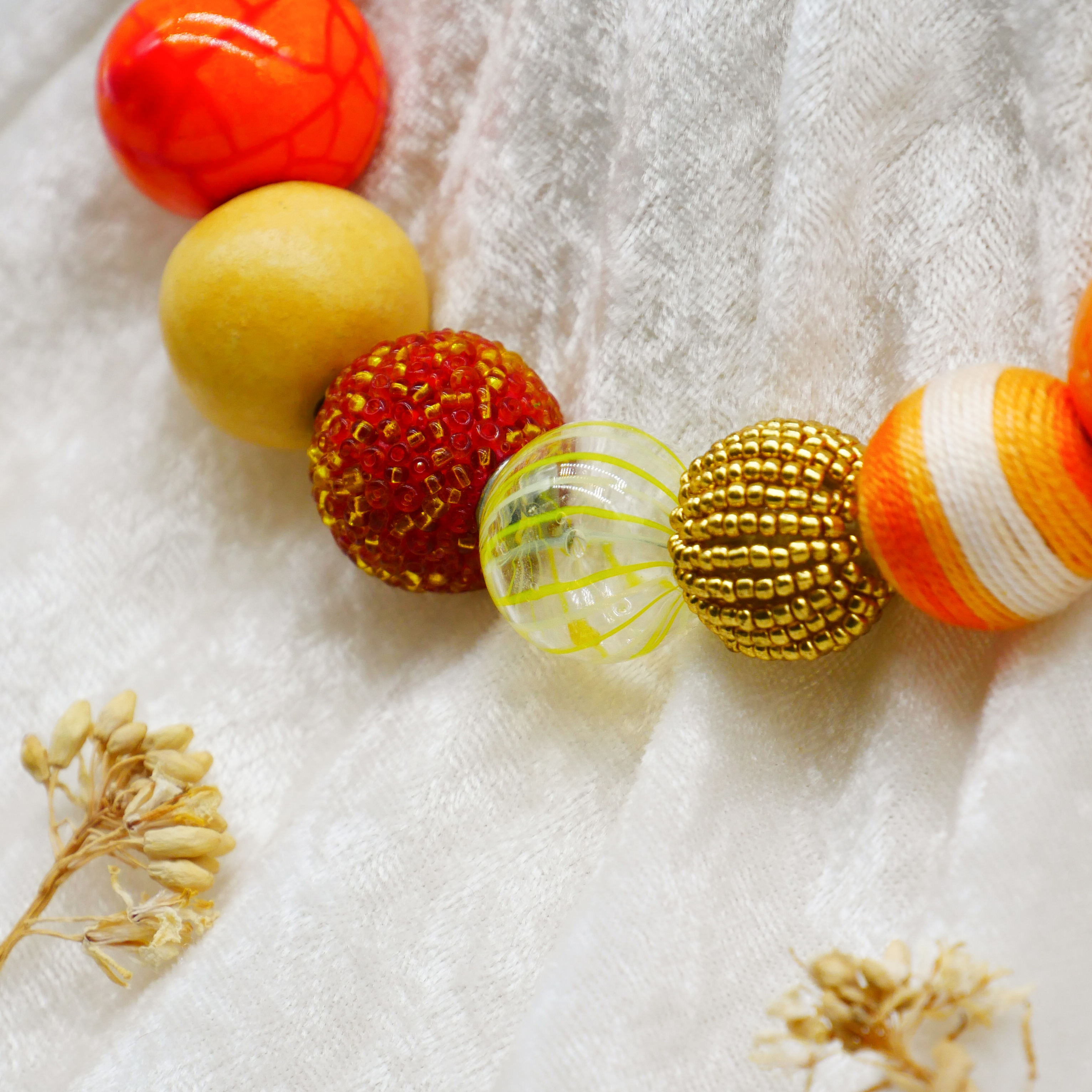 "Bollywood" Kette Ø ca. 20 mm, gelb-orange