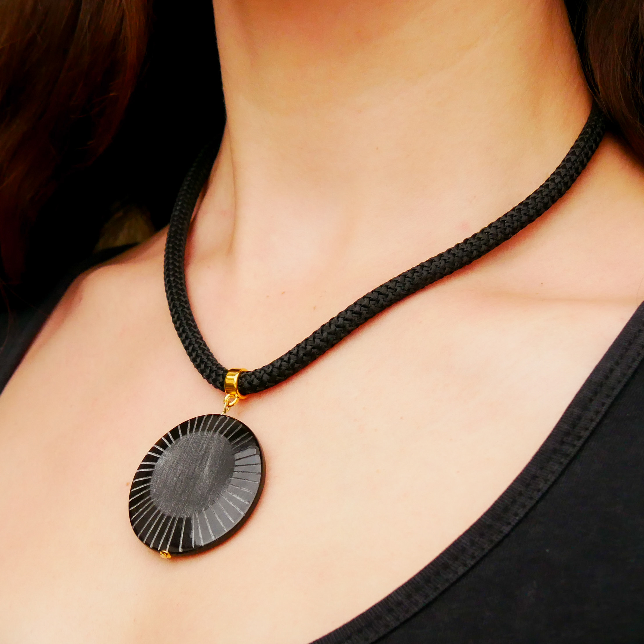 "Nomadic" Kette, schwarzes Cordband, schwarzer Anhänger geritzt, ca. 40 mm, goldfarben