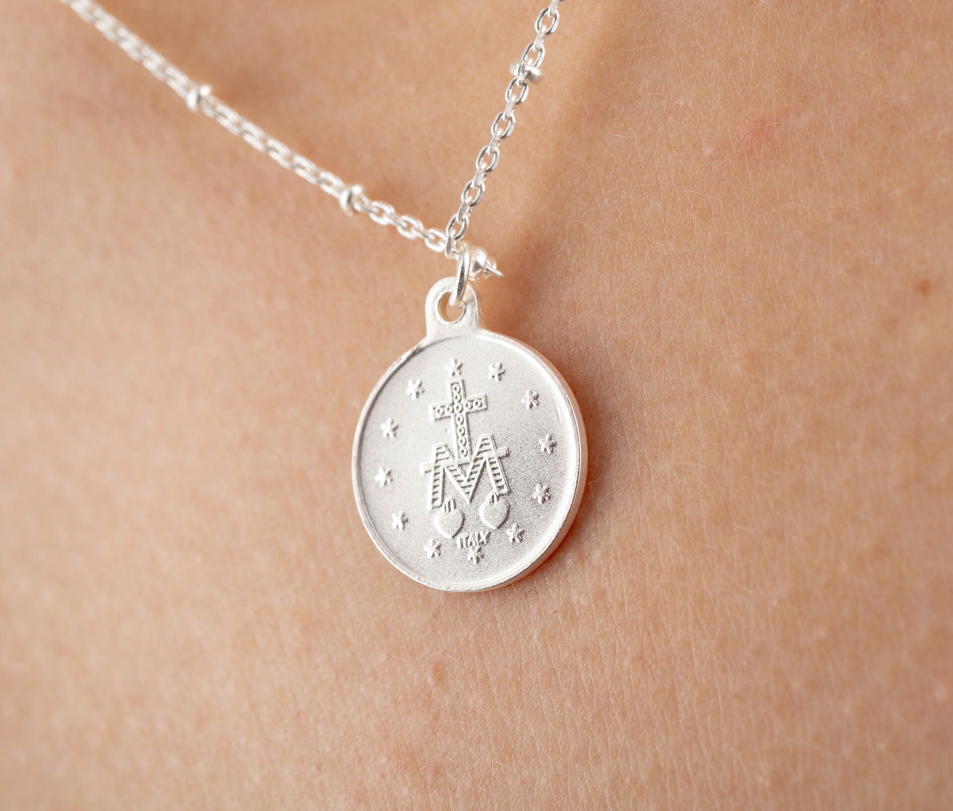 "Fine Filigré" feine mittellange Metallkette, kleine Münze, versilbert