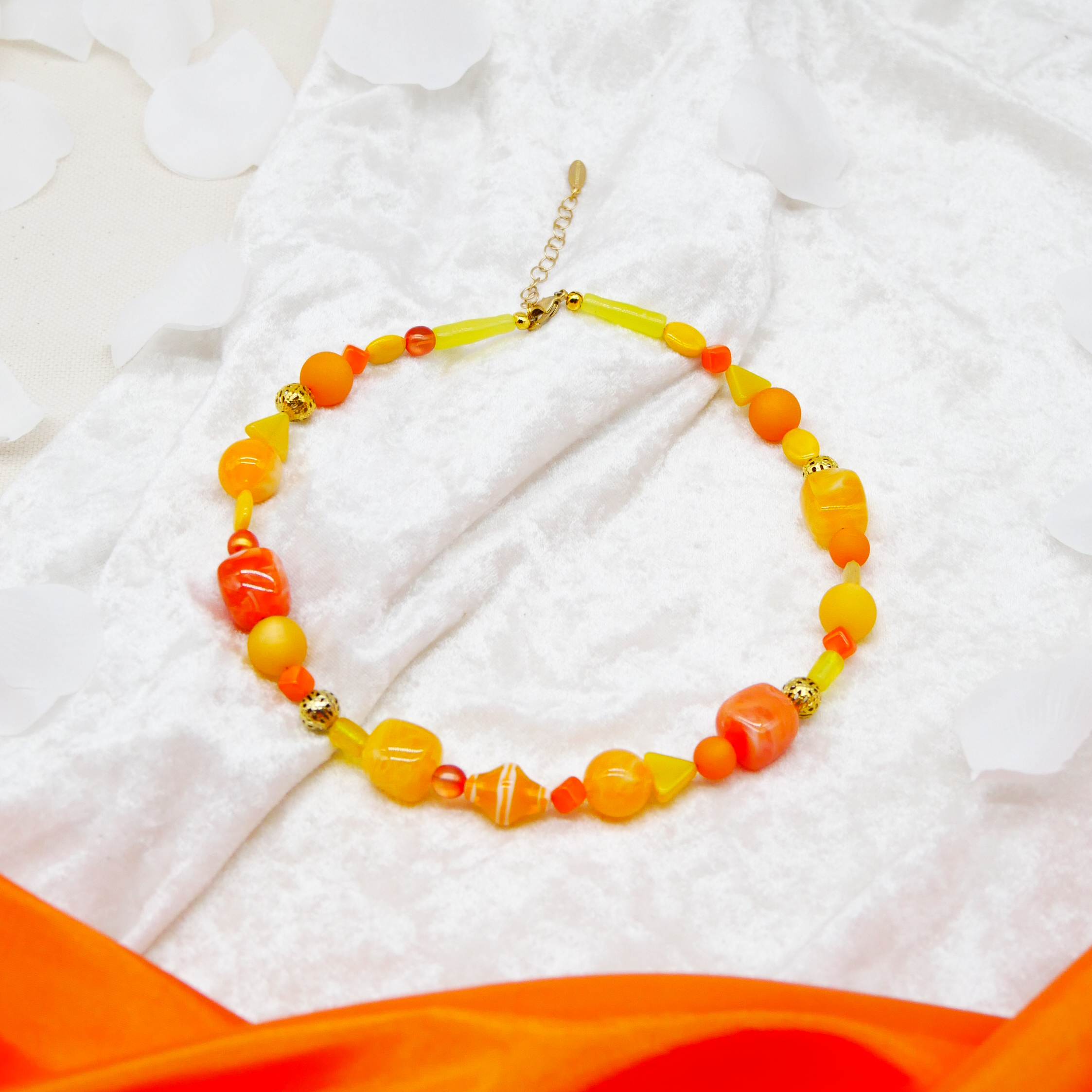 "Summer Feeling",  Kette aus verschiedenen Formen, Glas- und Resin Perlen, gelb-orange