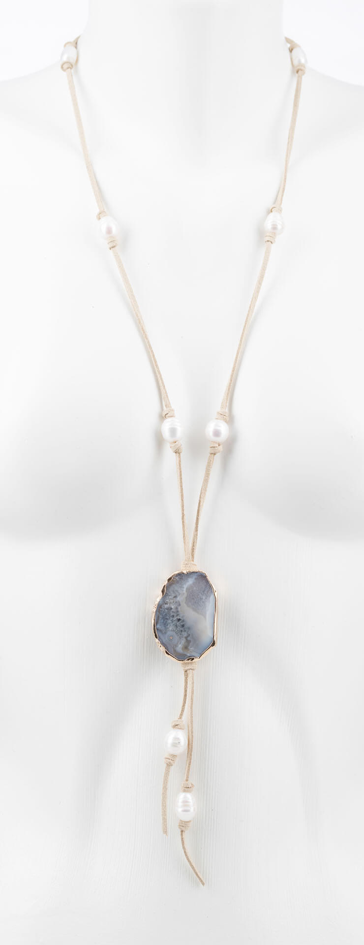 "Freshwater Pearls" lange Kette mit weißen Süßwasserperlen und Achatanhänger auf Lederimitatband