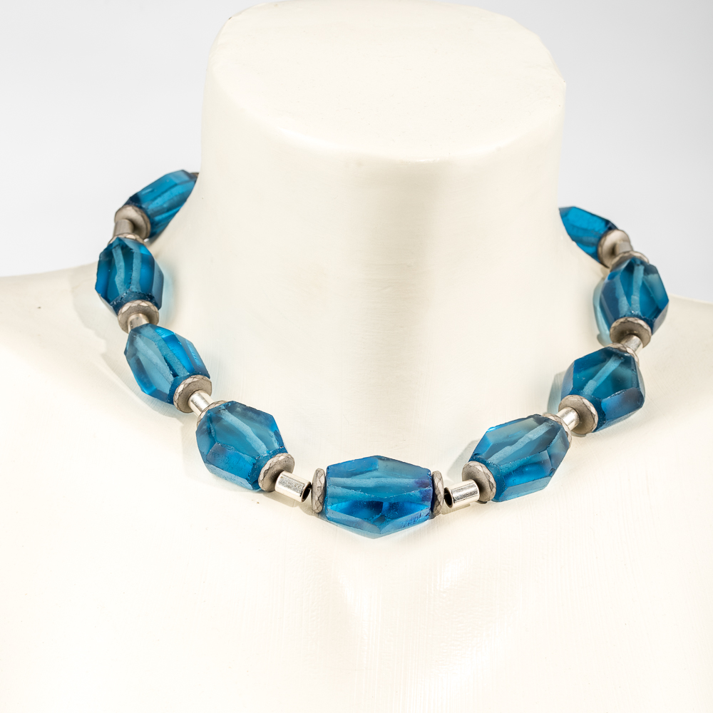 "Java" short necklace with glass sex angles - dark blue