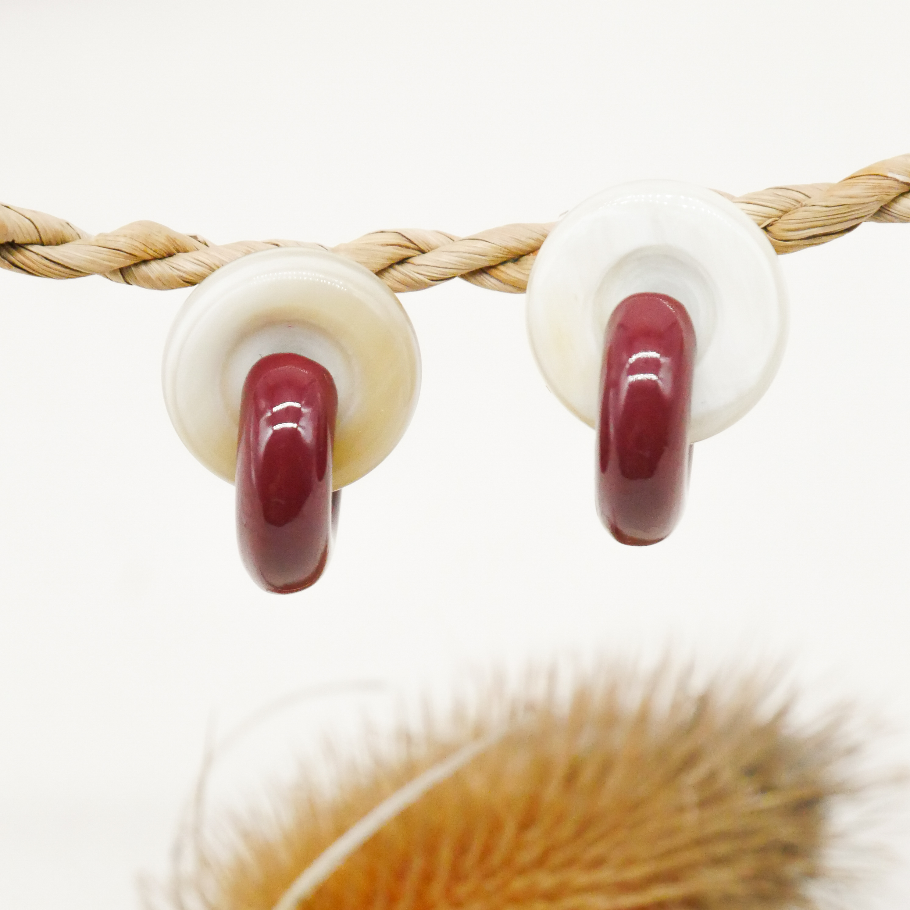  "Craft-Art", Ohrstecker zwei dicke Reife 90 Grad versetzt schwarzes Horn, Lack weinrot 