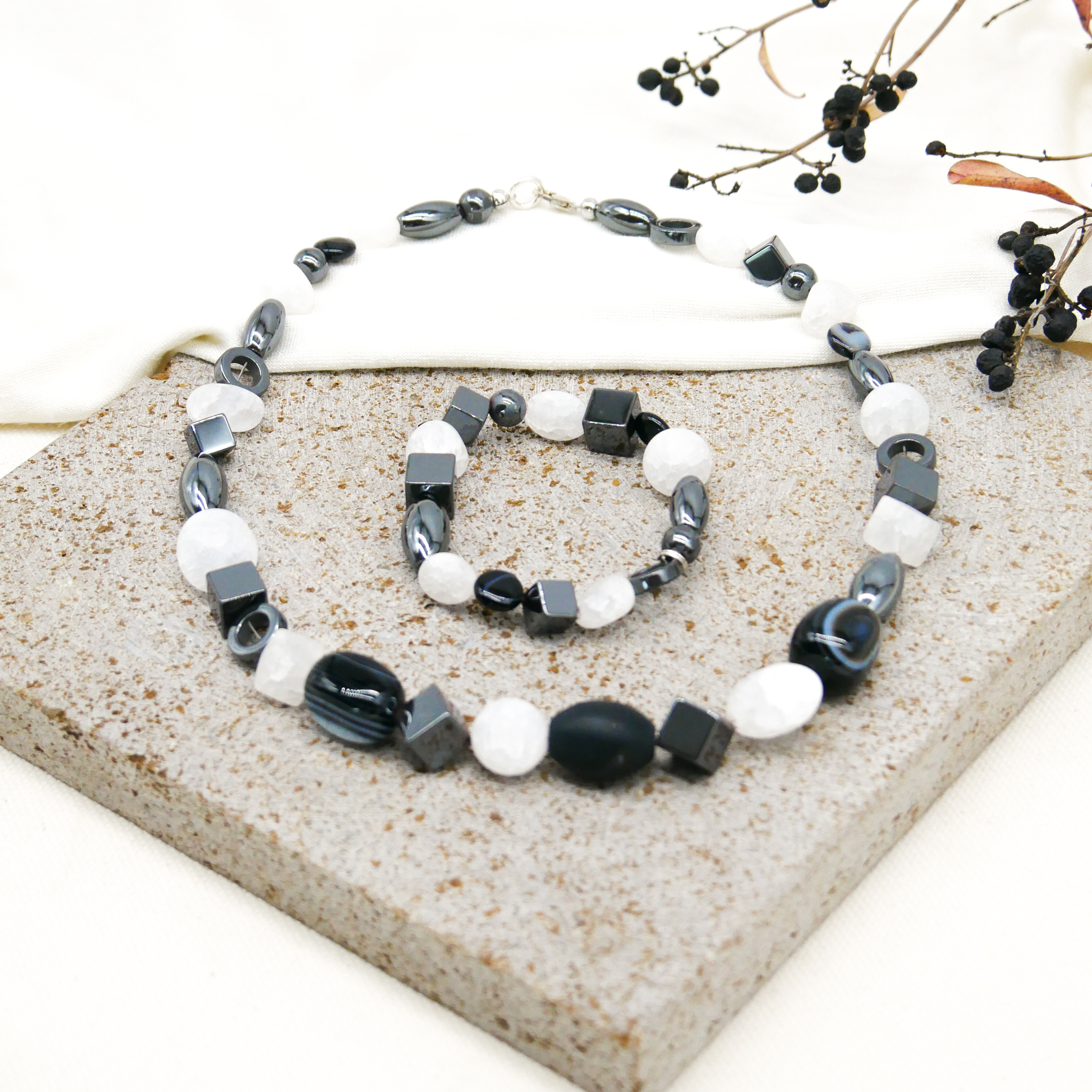 "Crystal Mountain", Armband auf Gummi, Hämatit und Bergkristall, verschiedene Formen