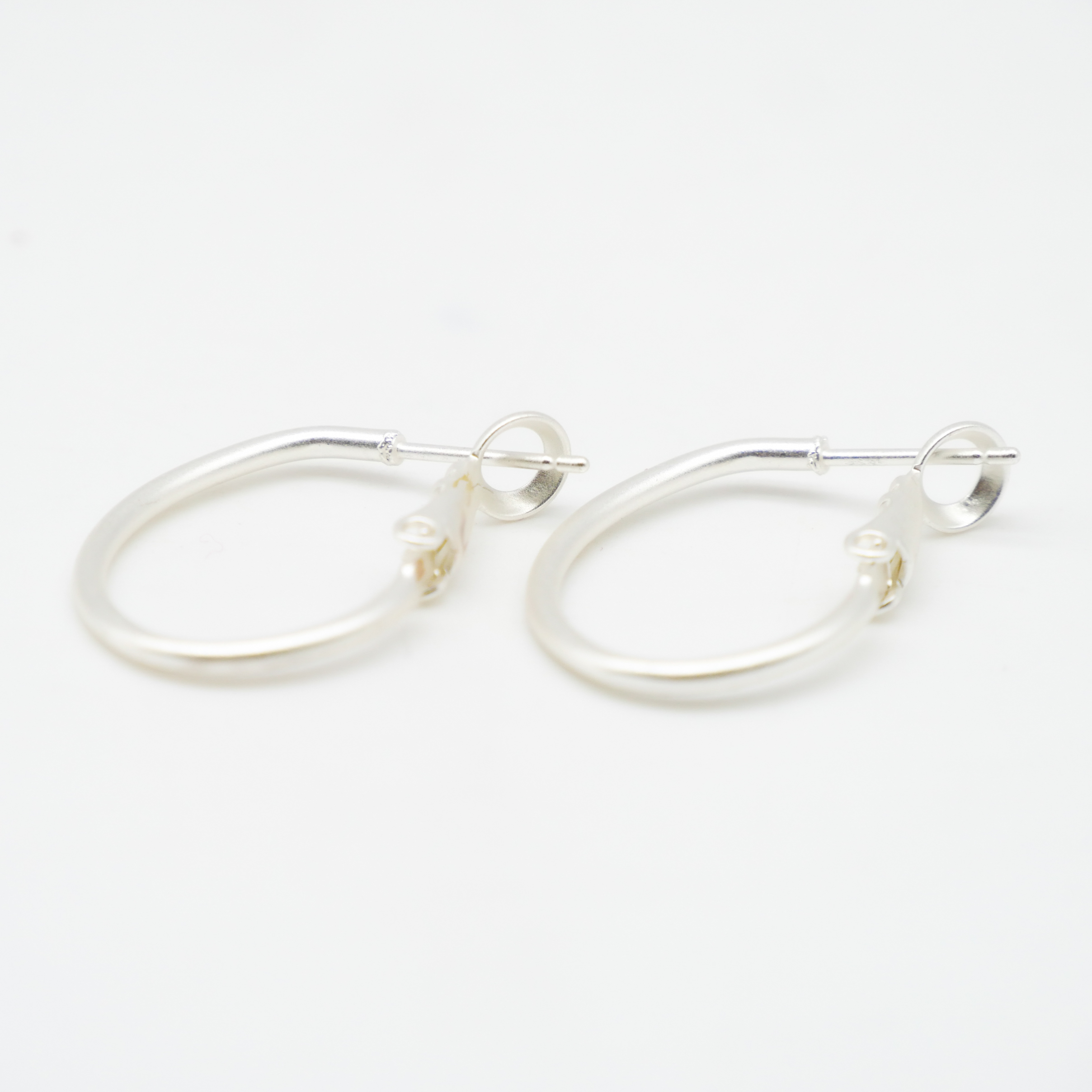 "Circle", filigrane ovale Creole versilbert ca. 23 x 18 mm 