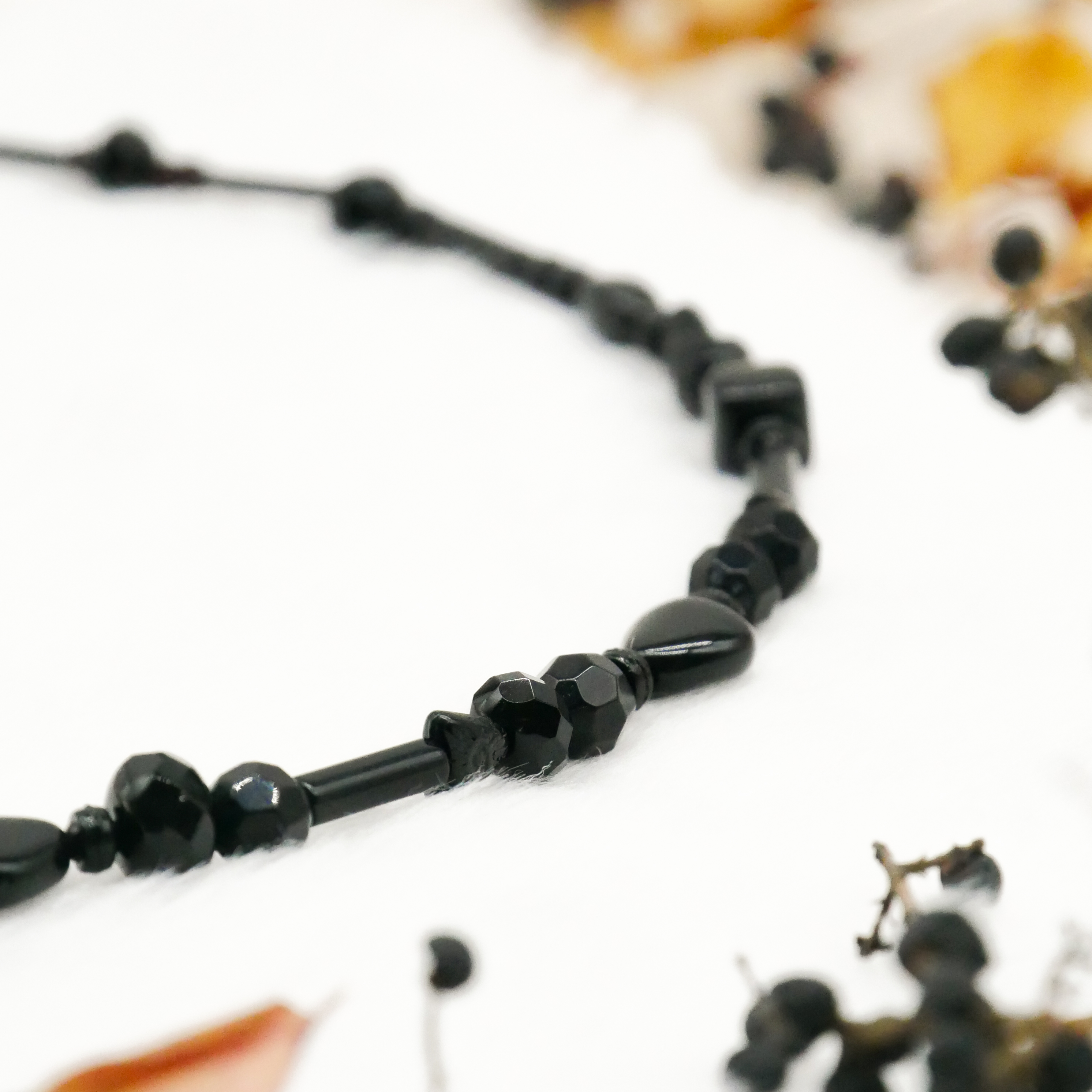  "Jet Schmuck" Kette ca. 48 cm schwarze Glasperlen, verschiedene Formen
