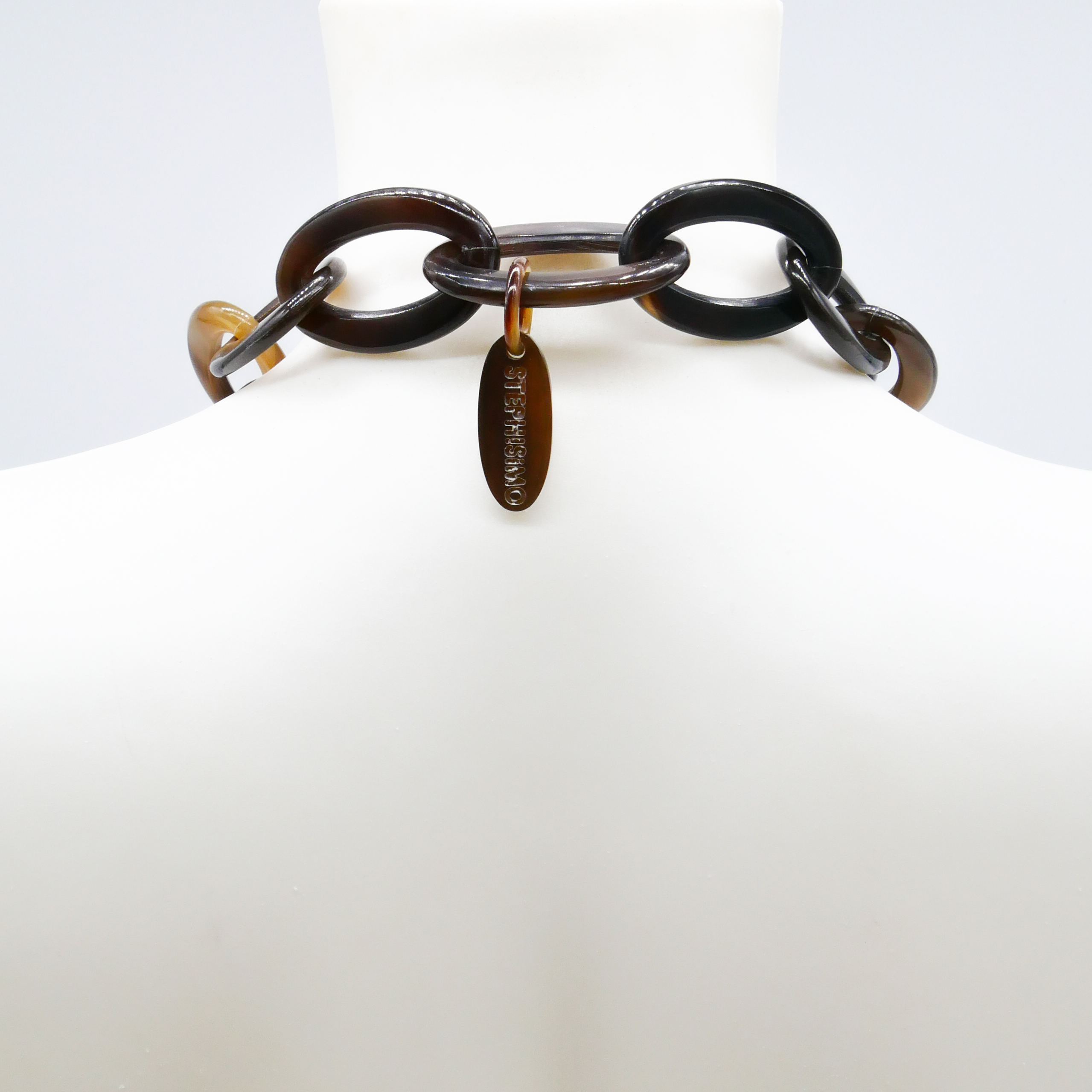 "Craft Art", short chain ovals with brown horn cut-out "Craft Art", short chain ovals with brown horn cut-out