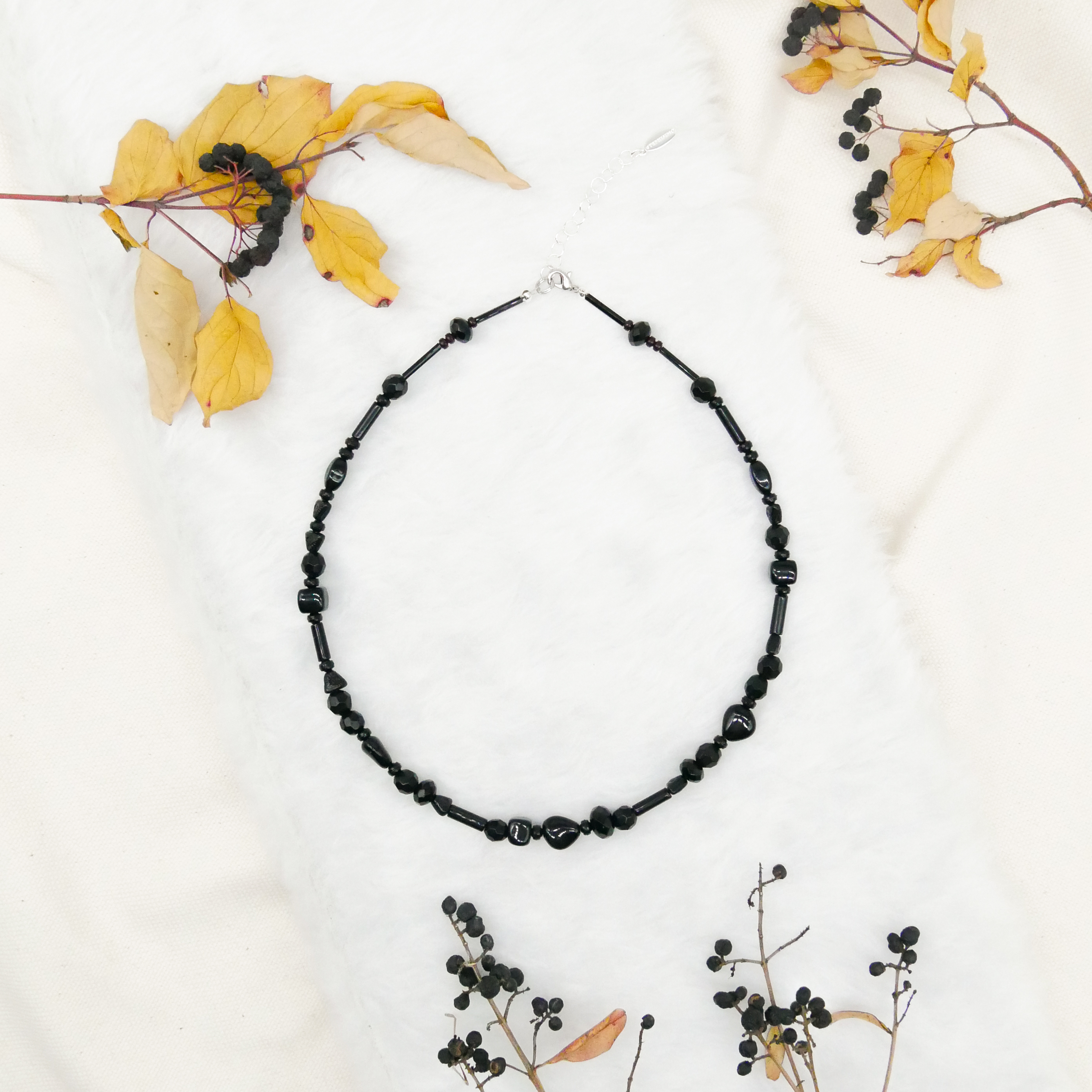  "Jet Schmuck" Kette ca. 48 cm schwarze Glasperlen, verschiedene Formen