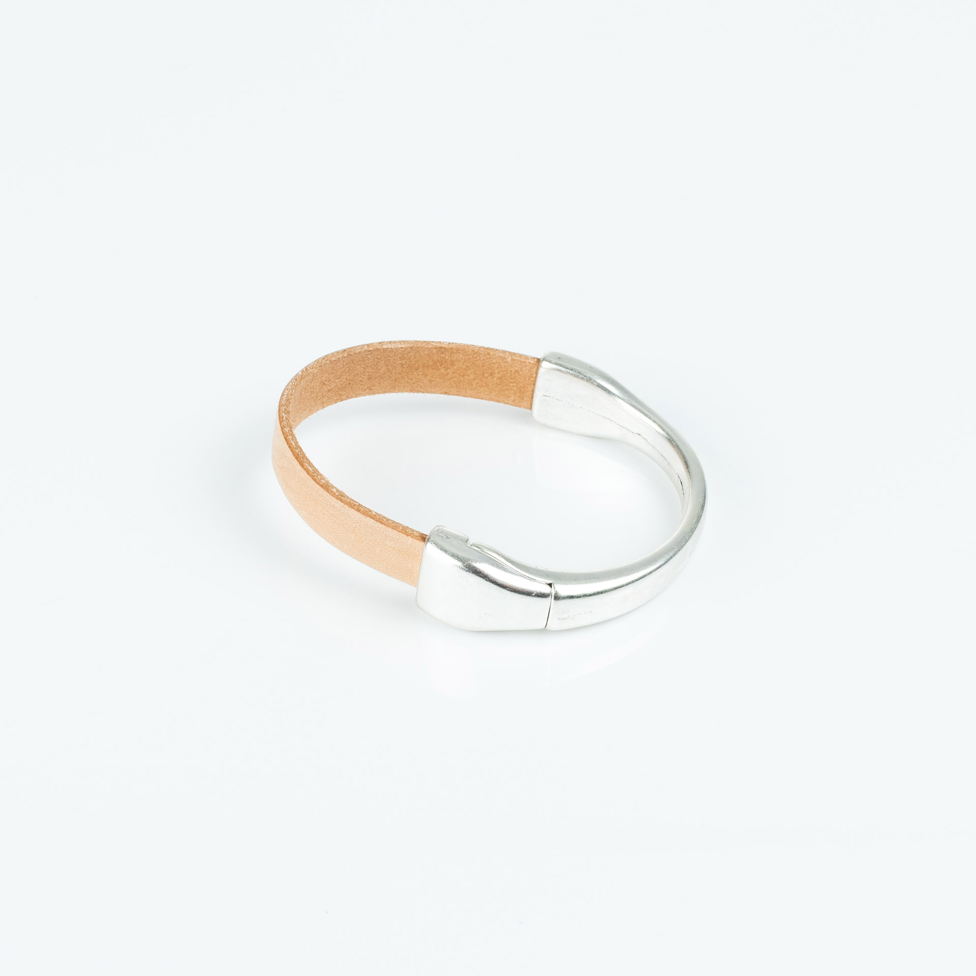 Armband aus Leder,  pastell-beige, 10x2 mm, Magnetaramspange