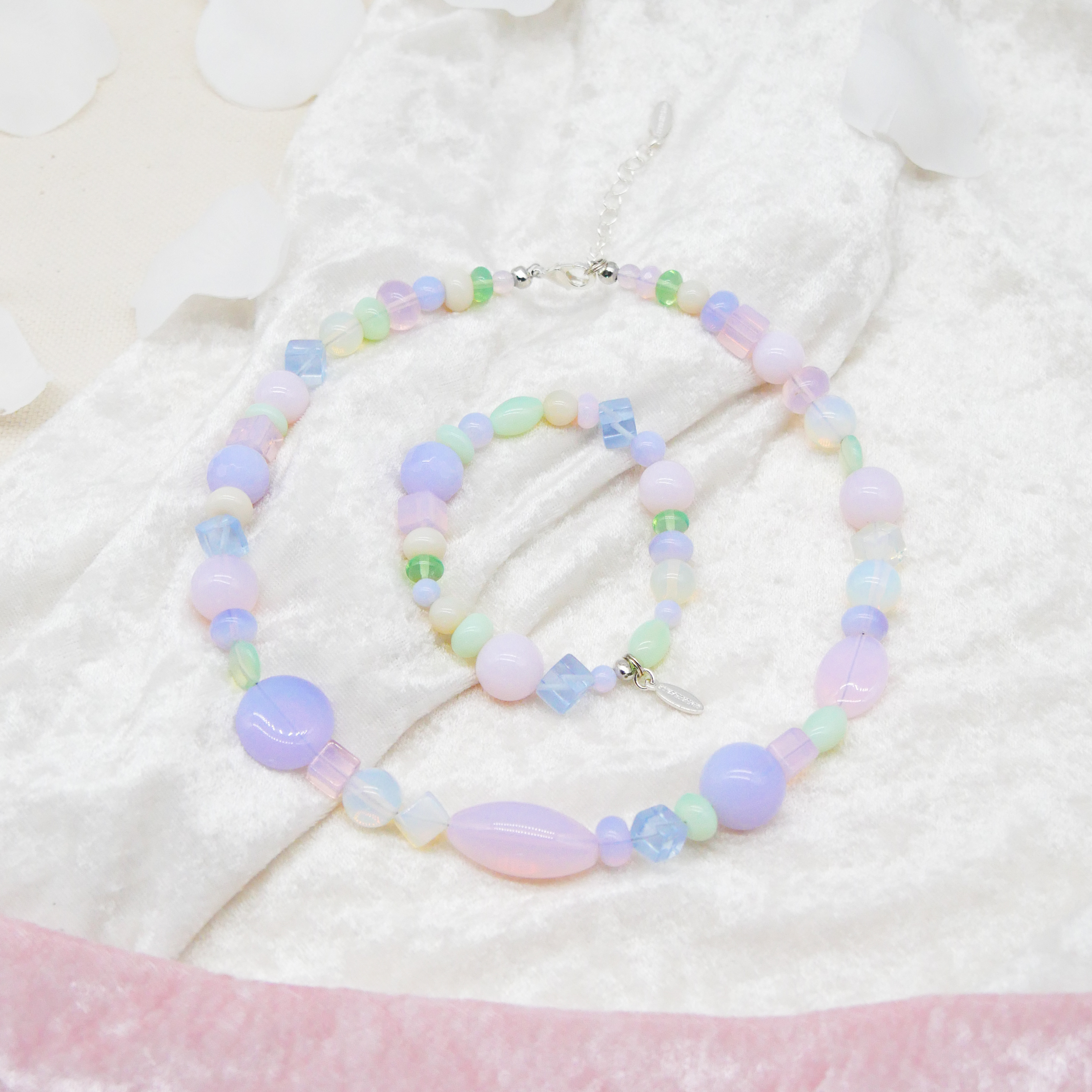 "Summer Feeling",  Kette aus verschiedenen Formen, Glas- und Resin Perlen, opal-pas