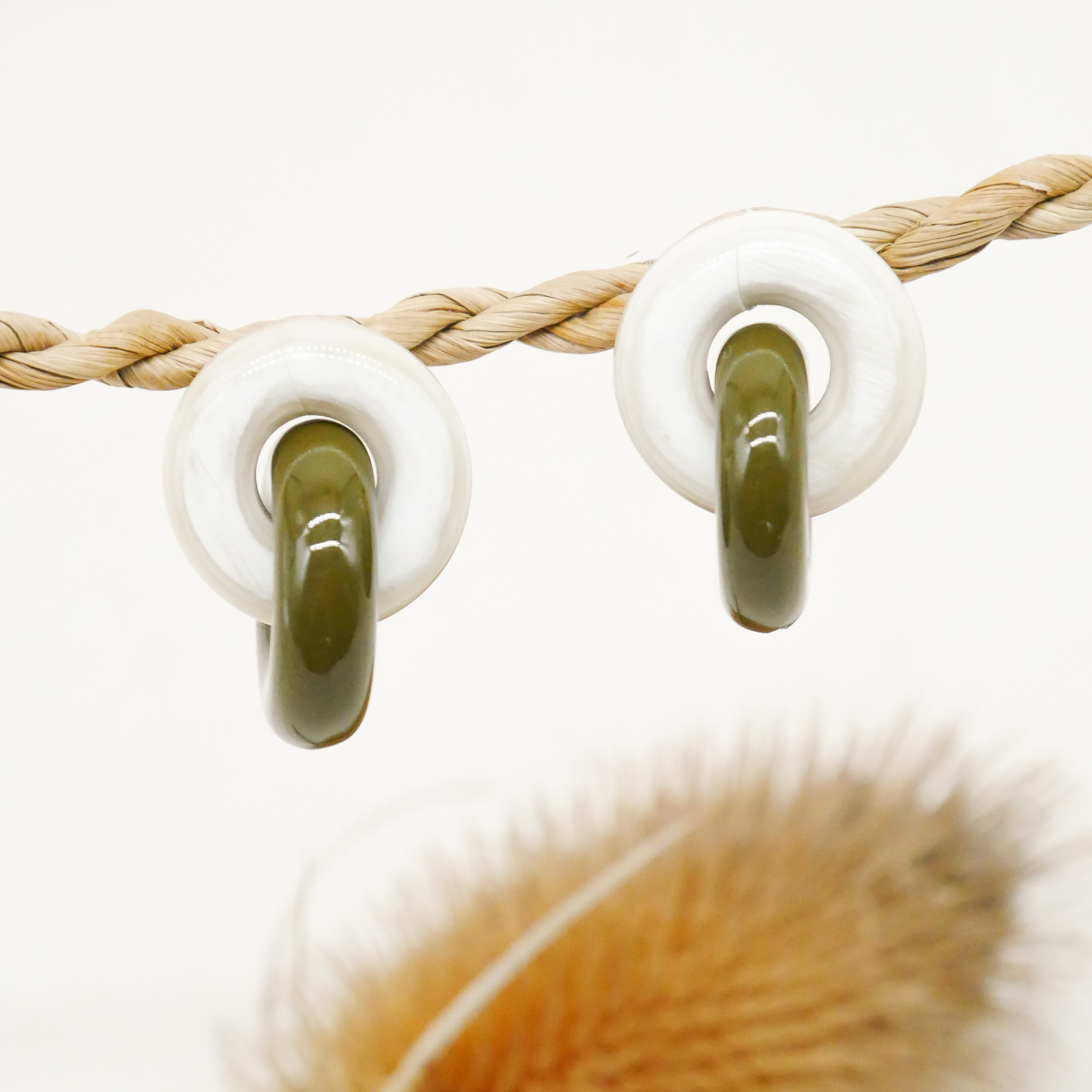  "Craft-Art", Ohrstecker zwei dicke Reife 90 Grad versetzt schwarzes Horn, Lack khaki 