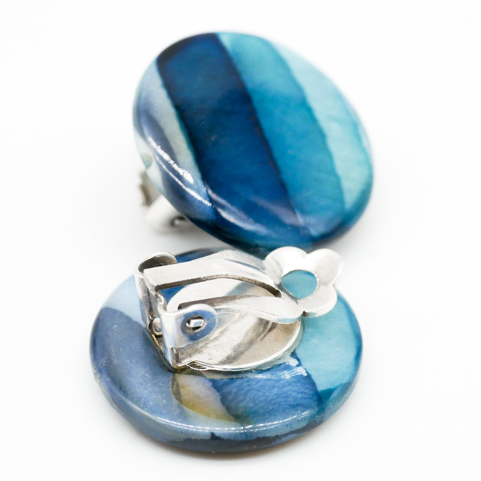 "Shell"  Ohrclip mit Perlmuttscheibe, blau
