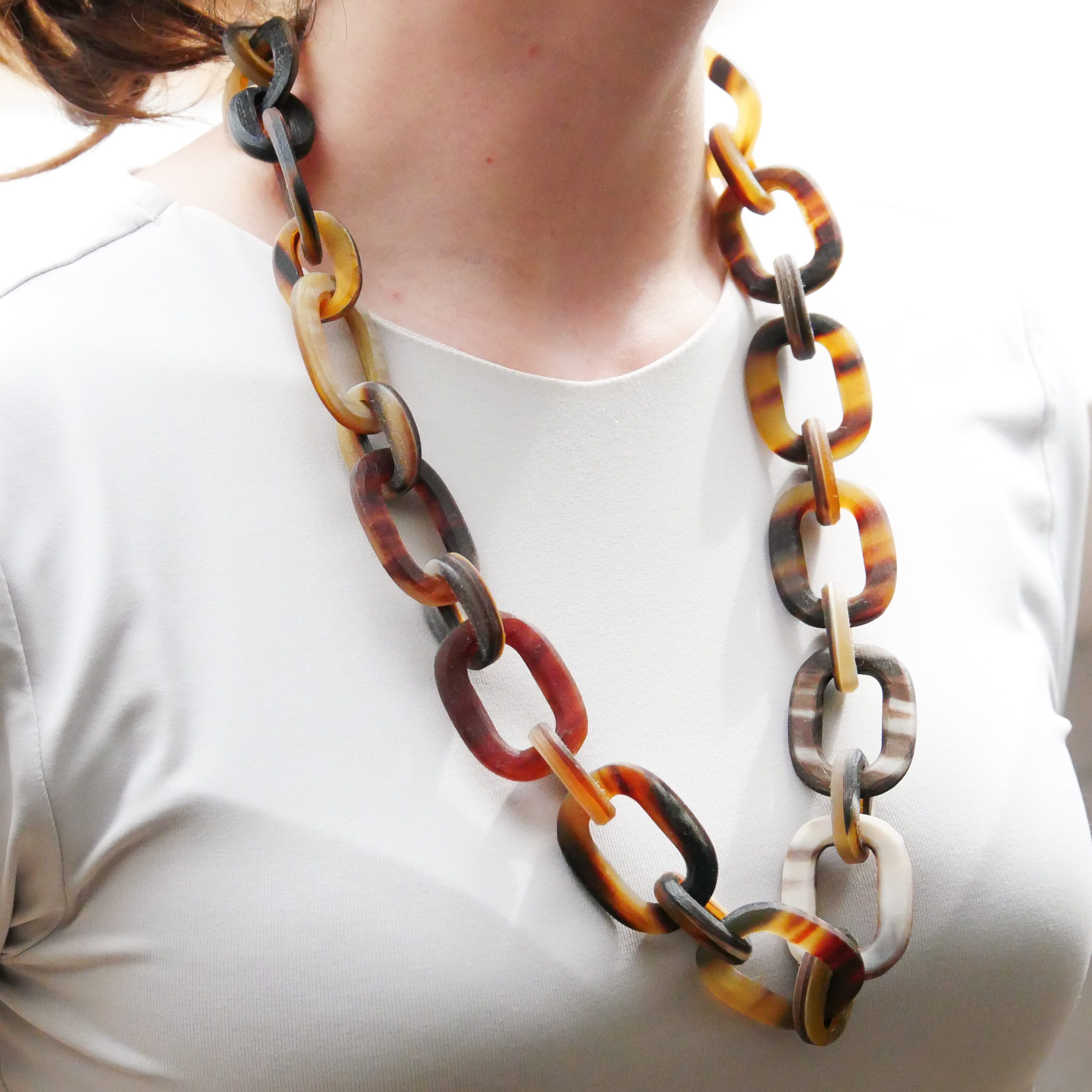  "Craft-Art", kurze Kette ca. 75 cm verschiedene abgerundete Rechtecke, braunes Horn matt 