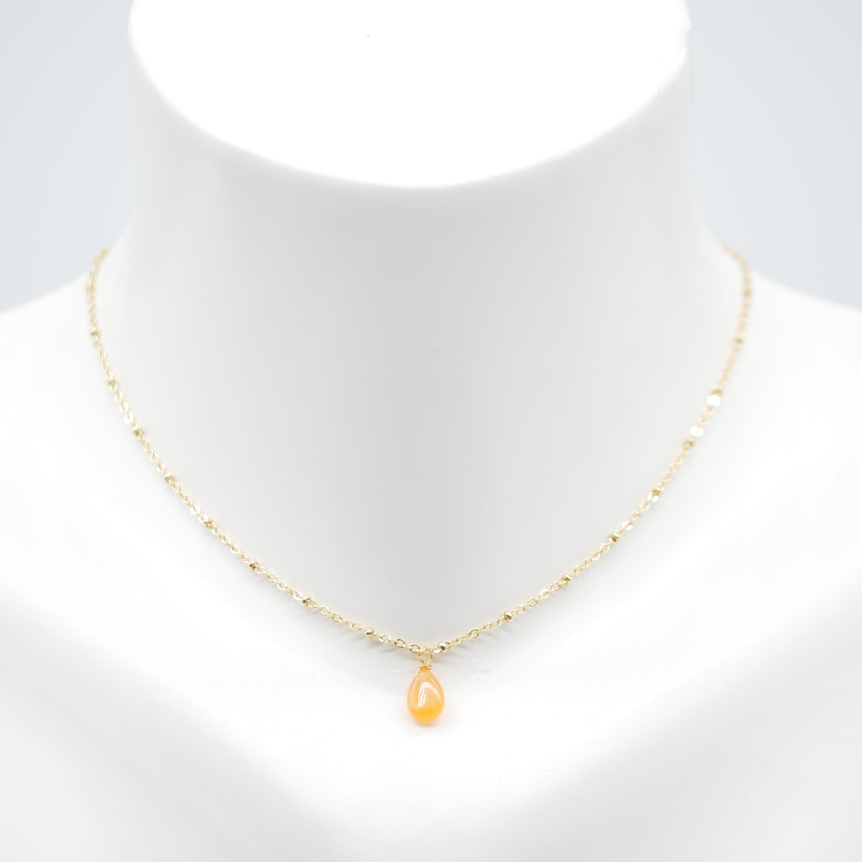 "Fine Filigré" kurze Kette, vergoldet, mit Mineralstein, orange
