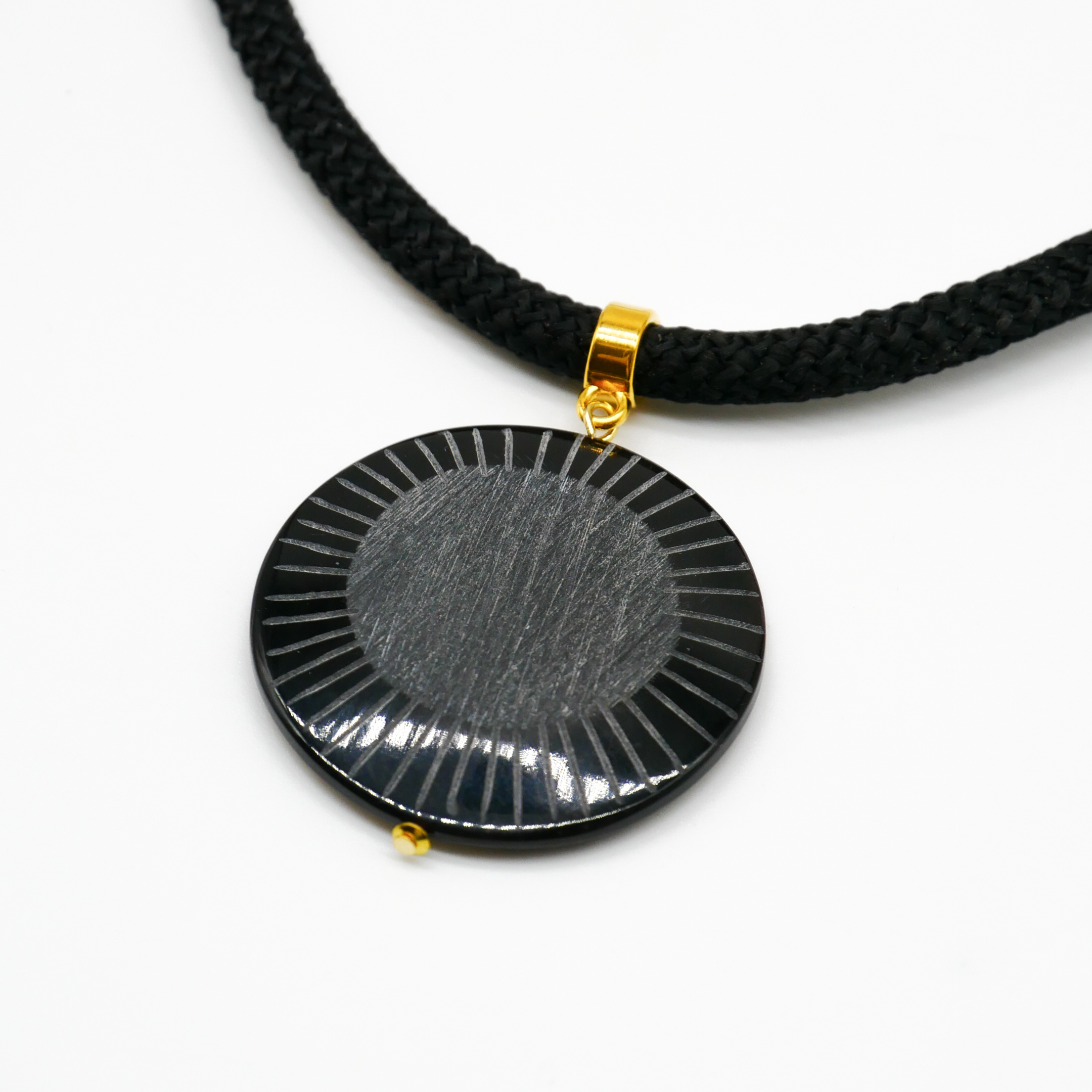 "Nomadic" Kette, schwarzes Cordband, schwarzer Anhänger geritzt, ca. 40 mm, goldfarben