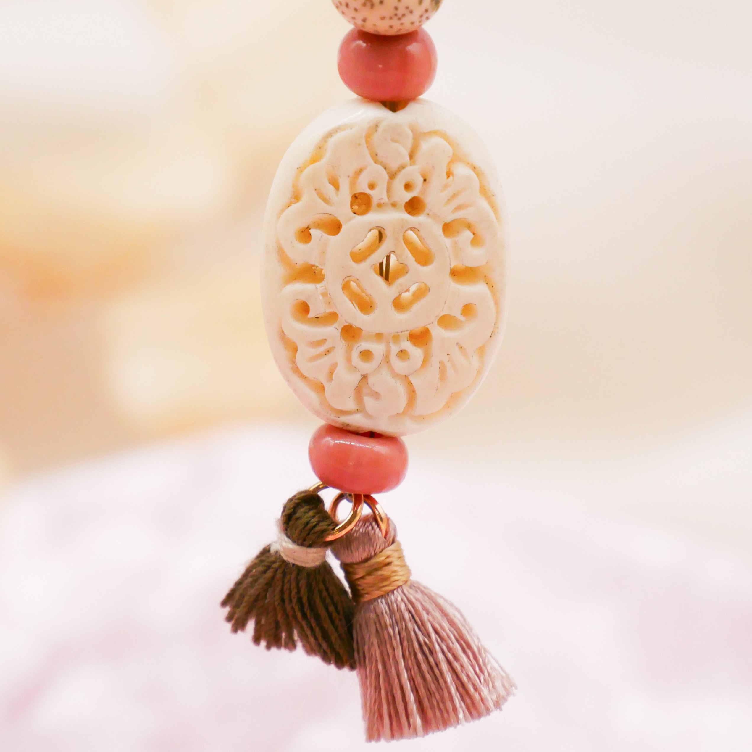 "Lucky Pendant" Anhänger, 1 Strang Glasperlen und Knochenperle, zwei Puschel "Lucky Pendant" Anhänger, 1 Strang Glasperlen und Knochenperle, zwei Puschel