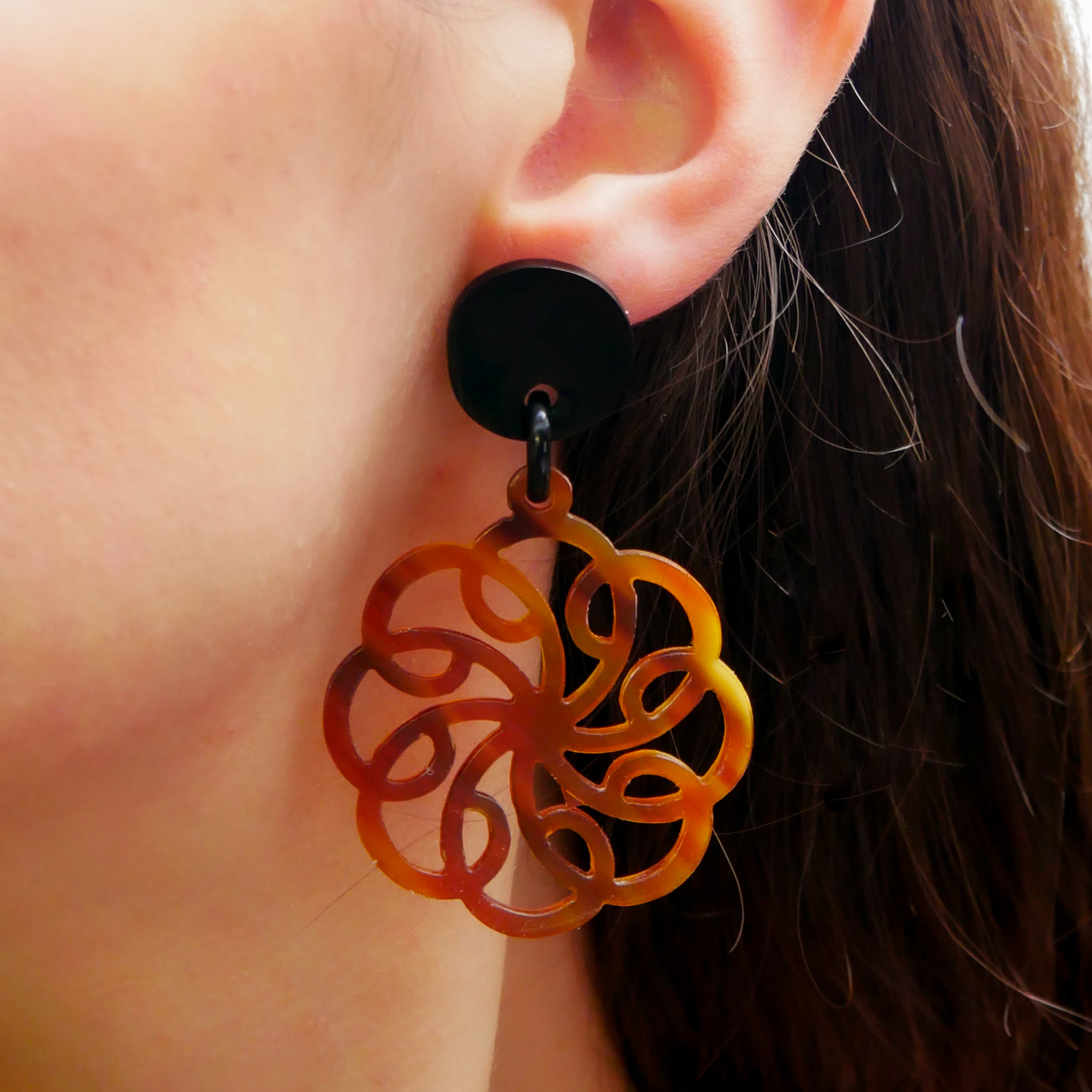  "Craft Art" Ohrring "Mandala" Ø ca. 45 mm, schwarzes und braunes Horn 