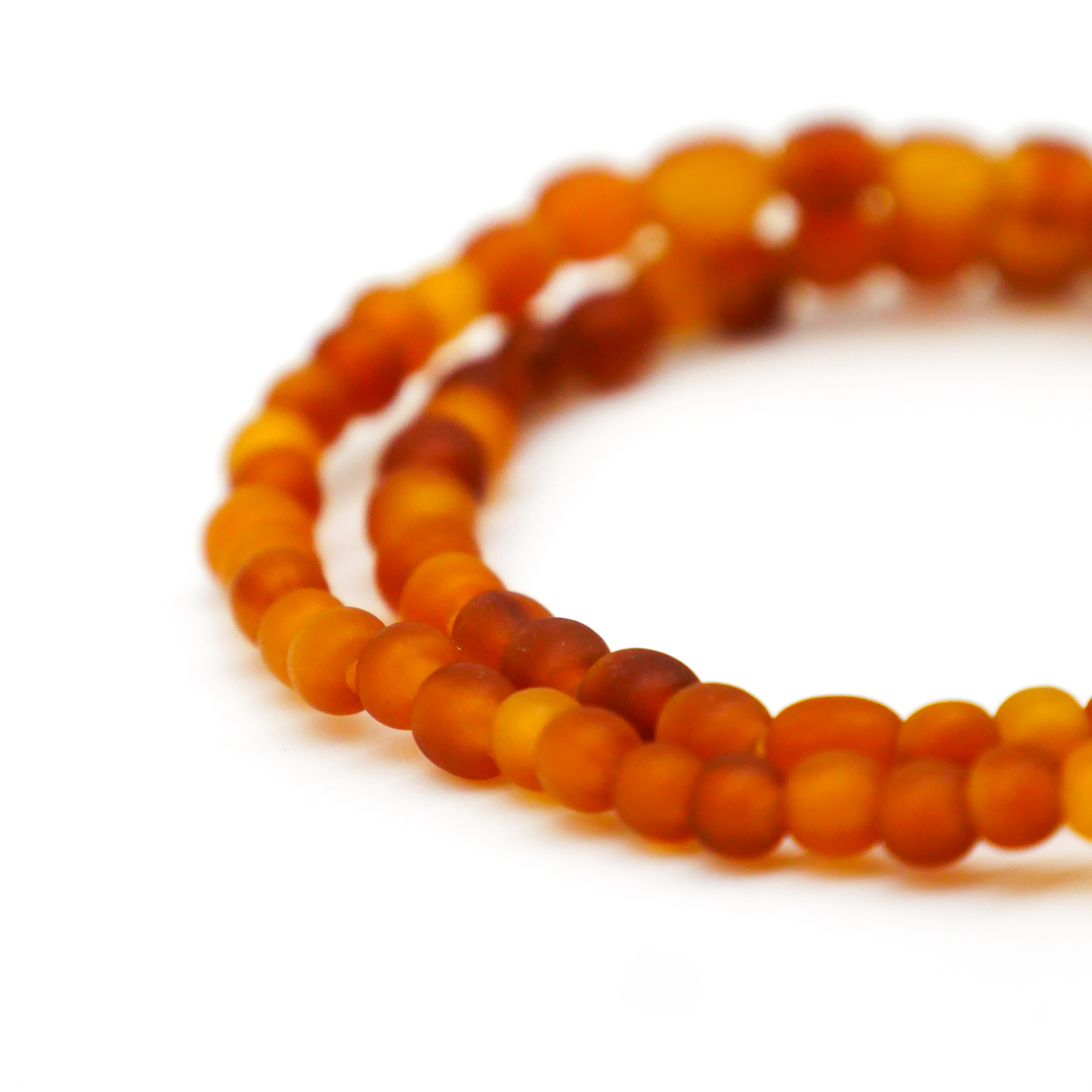  "Shell" doppeltes Armband auf Gummi, hellbraun Carabo Hornperlen 4 mm, Samenperle