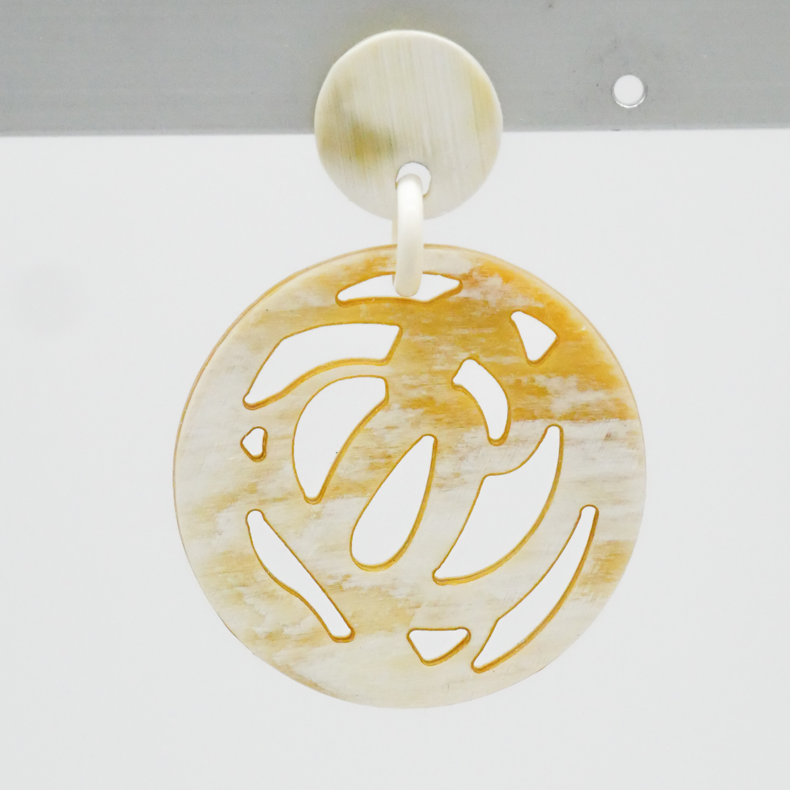  "Craft-Art", Ohrring Ø ca. 40 mm weißes Horn verspieltes Design 