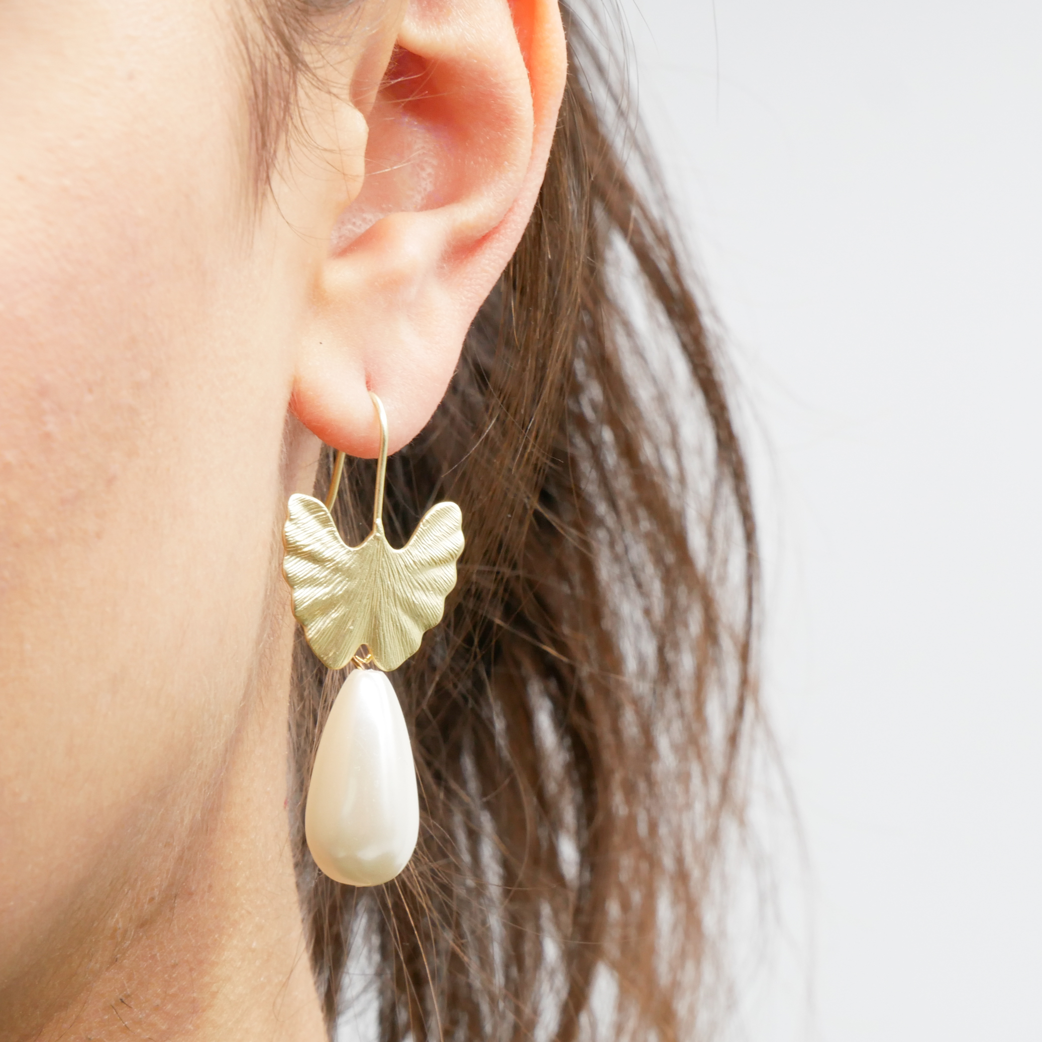 "Freshwater Pearls"  Ohrstecker "Ginko" vergoldet aus SWZ Resin Tropfen, 22 x 12 mm