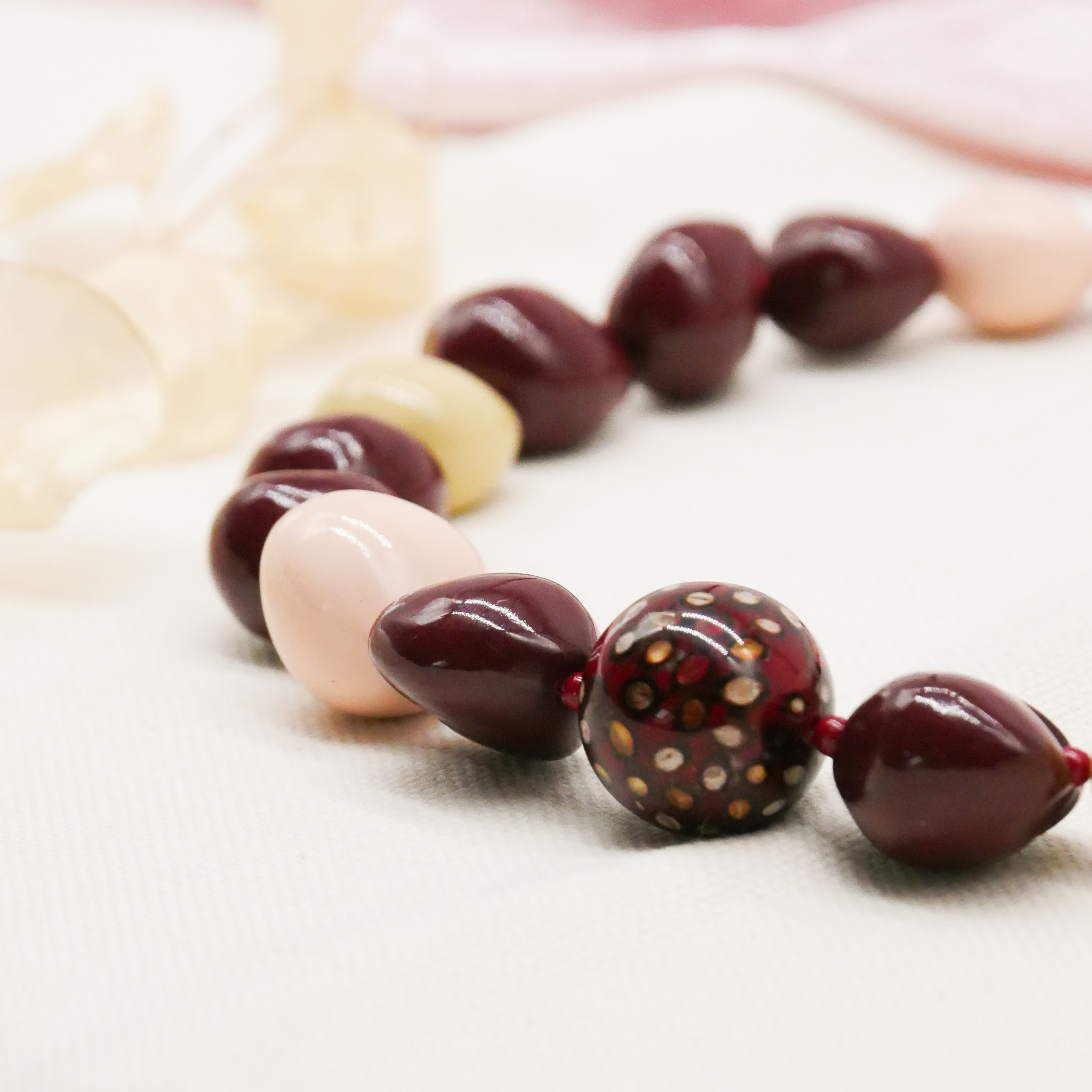  "Summer Feeling" Kette ca. 60 cm, Lumba Samen, Glasperlen, Resin Perle, wein 