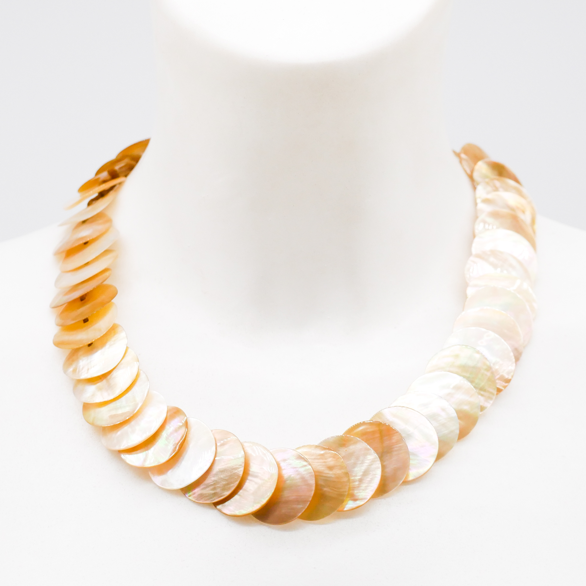 "Shell" Collier aus runden Muschelscheiben, Flügelauster