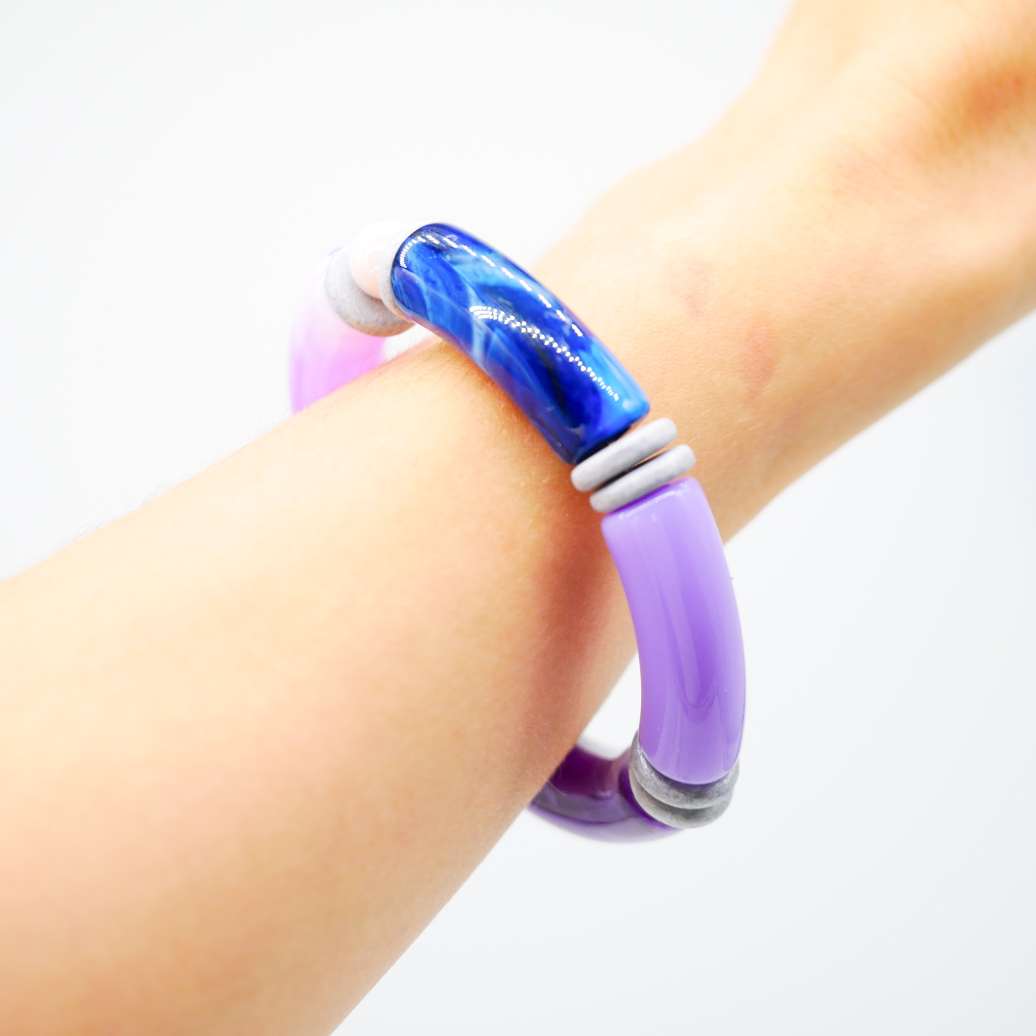 Armband "Tube" auf Gummi, gebogene Kunststoffelemente + Keramik, lila