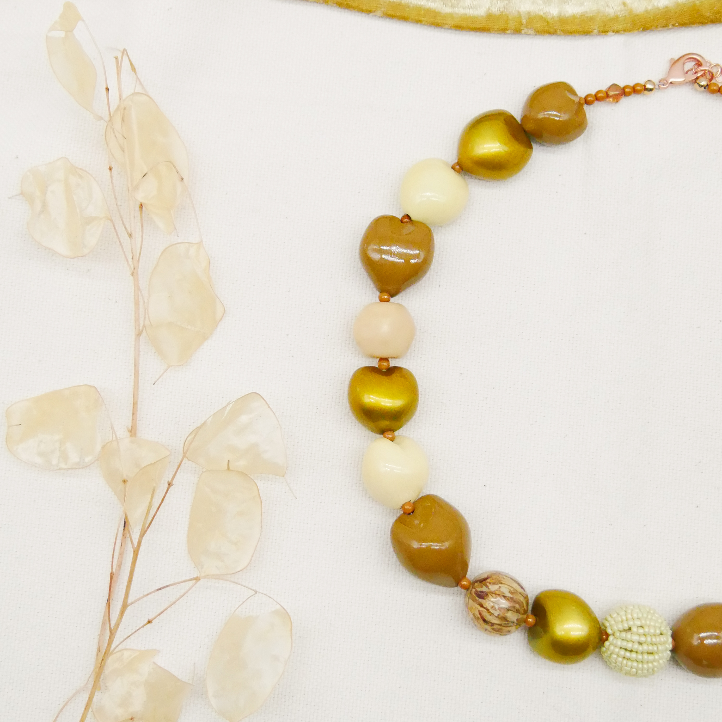  "Summer Feeling" Kette ca. 60 cm, Lumba Samen, Glasperlen, Resin Perle, braun-gold 