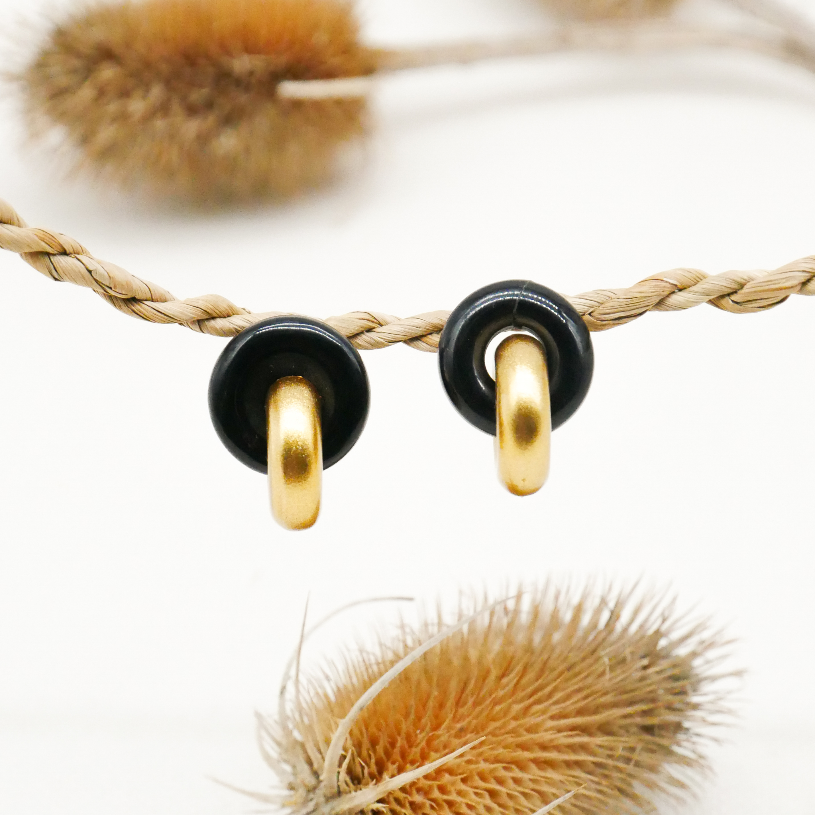  "Craft-Art", Ohrstecker zwei dicke Reife 90 Grad versetzt schwarzes Horn, Lack gold 