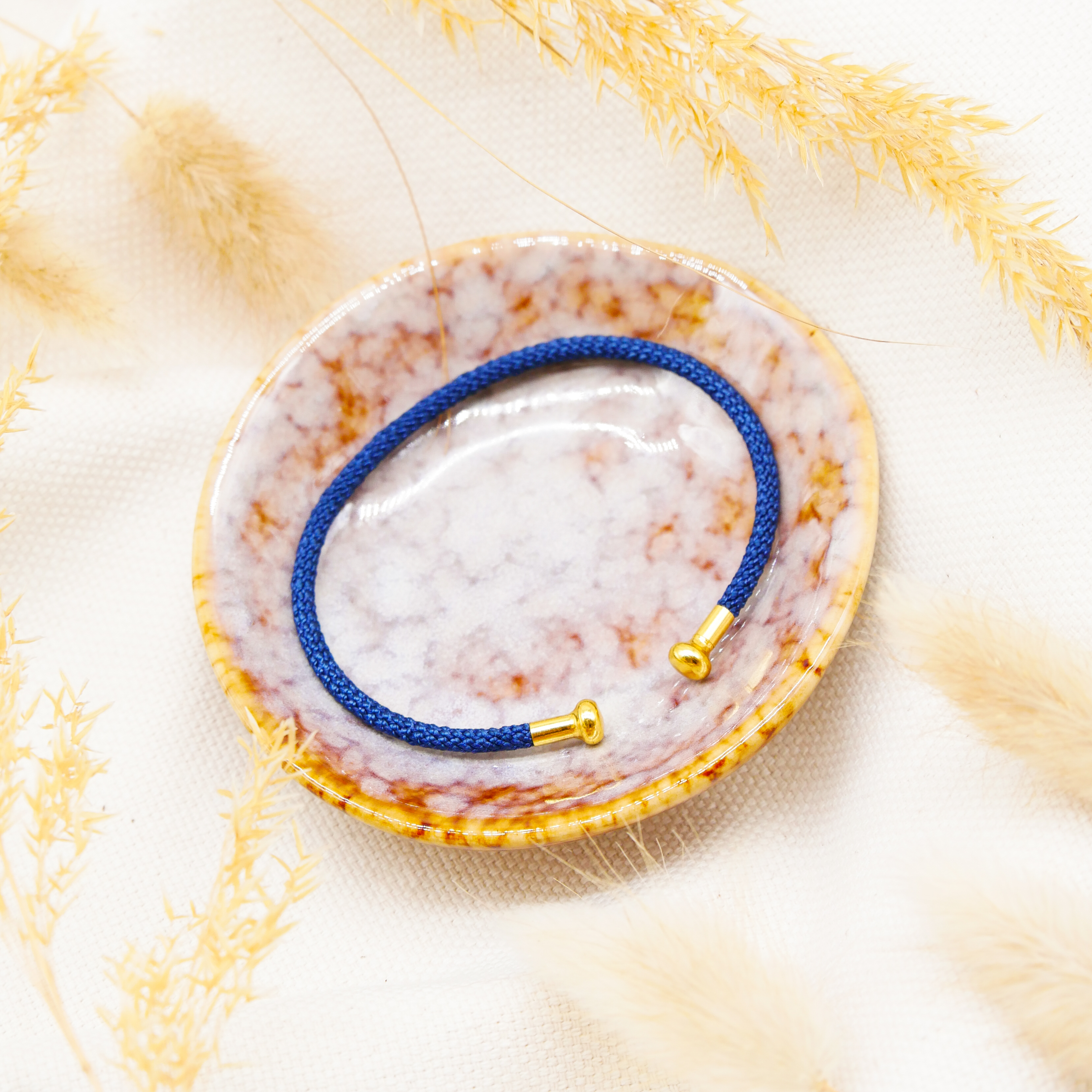 "Summer Feeling", dunkelblaues Armband mit abschraubbarer Endkappe gold "Summer Feeling", dunkelblaues Armband mit abschraubbarer Endkappe gold