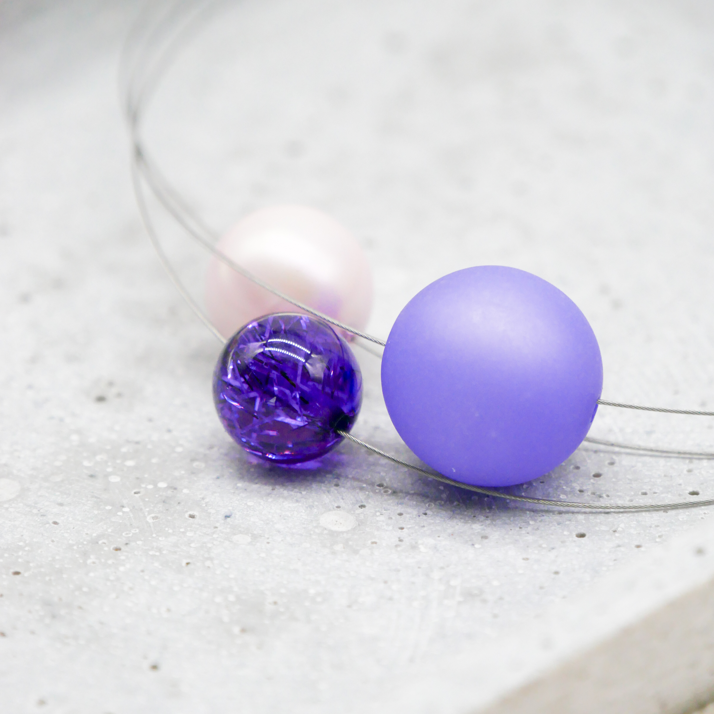  Color Explosion, kurze 3-Strang Kette "Planet" - Saturn lila