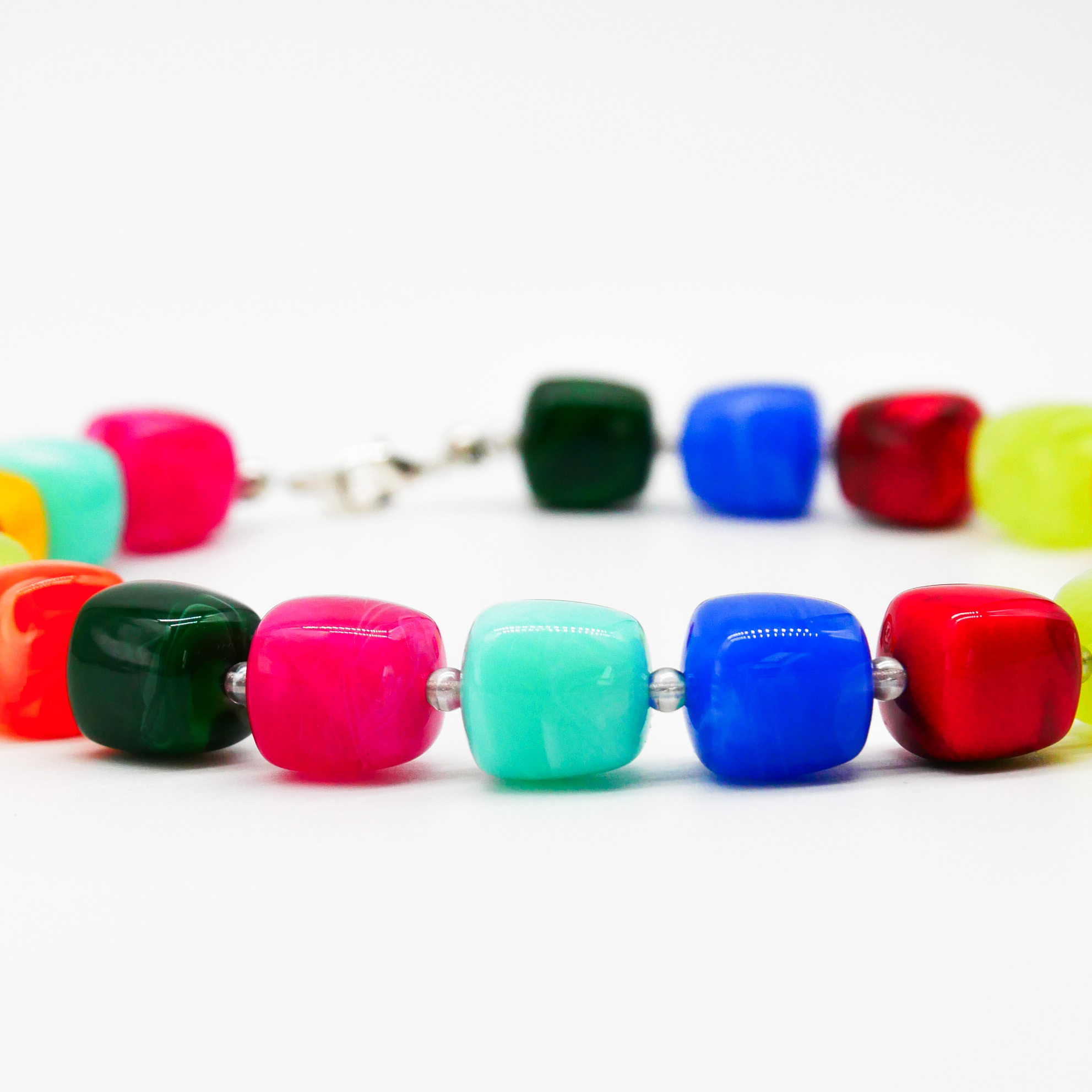 "Summer Feeling", kurze Kette "Cube" Resinperlen ca. 16 x 16 mm multicolor
