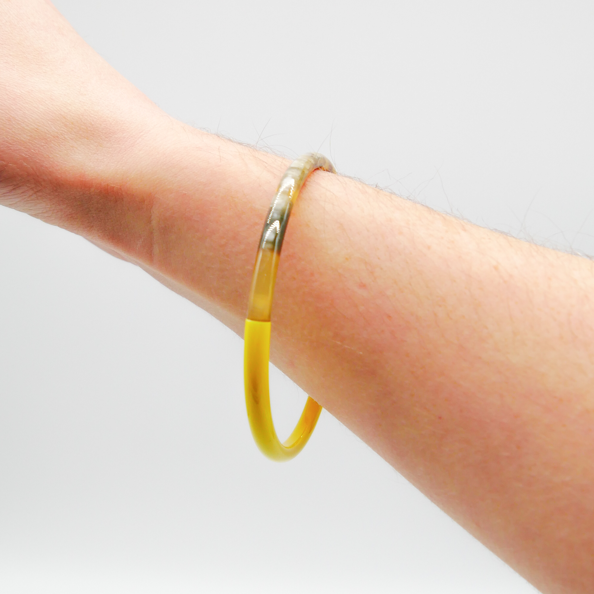  "Craft Art" zarter Armreif, braunes Horn, Lack gelb