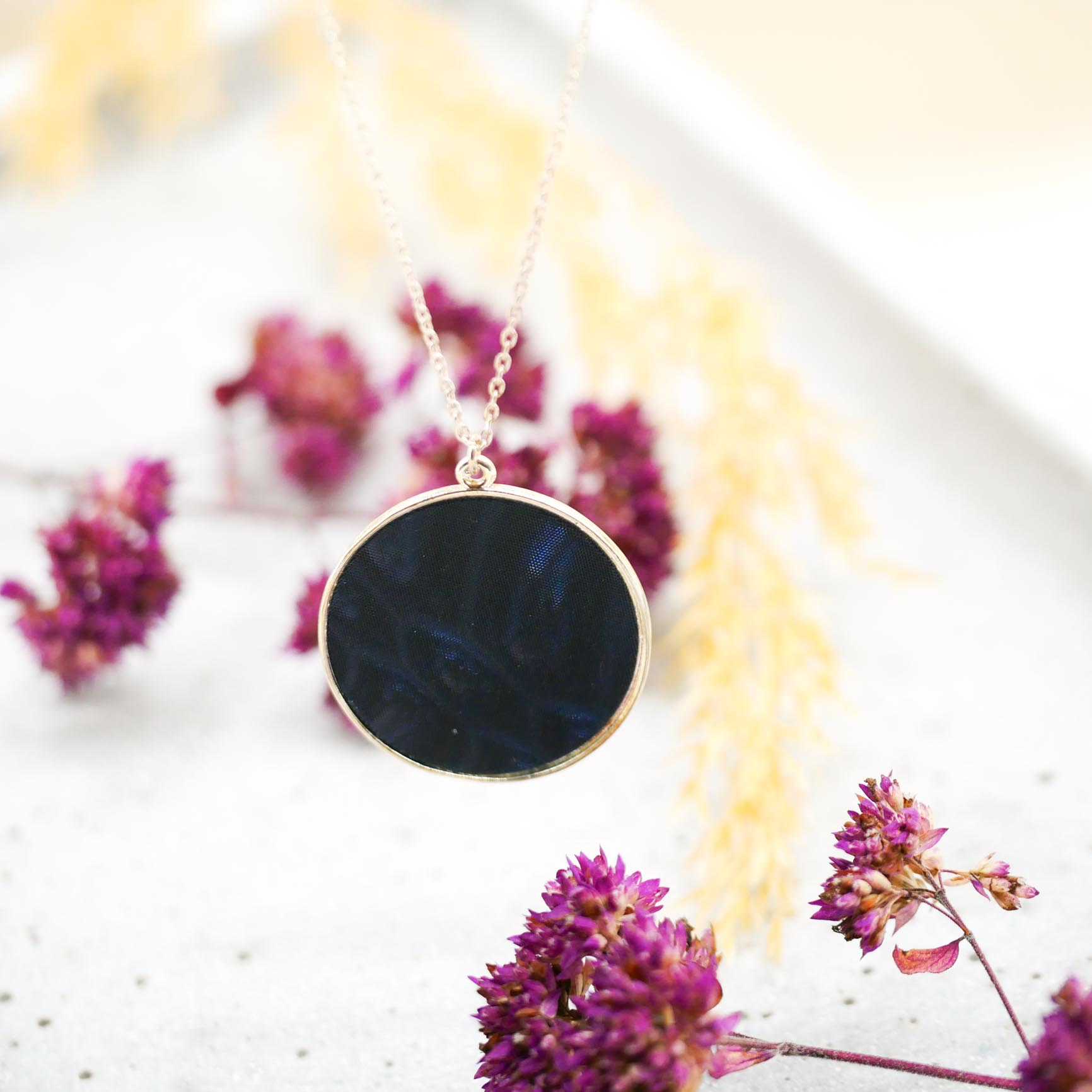 "Circle" kurze Kette, versilberter Anhänger, ozeanblau schimmer