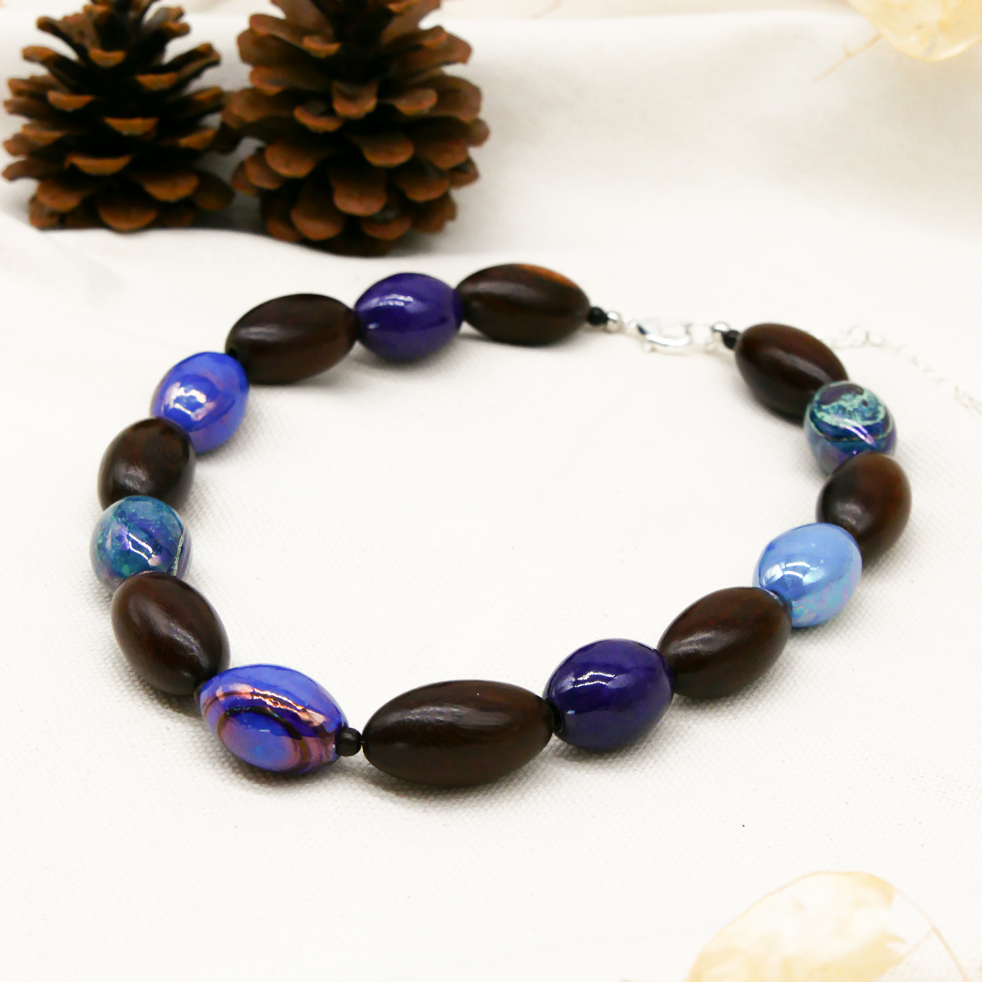 "Woodland", Kette "Olive", Robles Holzolive und Keramik Oliven, braune und blaue Töne "Woodland", Kette "Olive", Robles Holzolive und Keramik Oliven, braune und blaue Töne