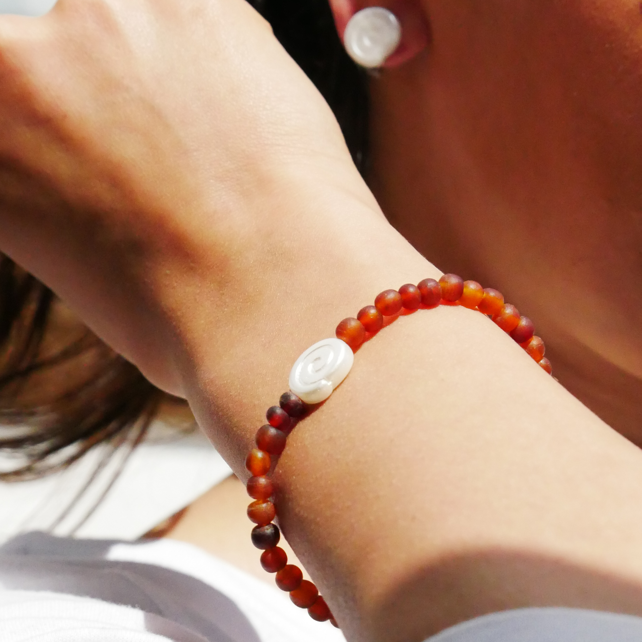  "Shell" Armband auf Gummi dunkelbraune Carabo Hornperlen  ca. 5 mm, weiße Glasschnecke 