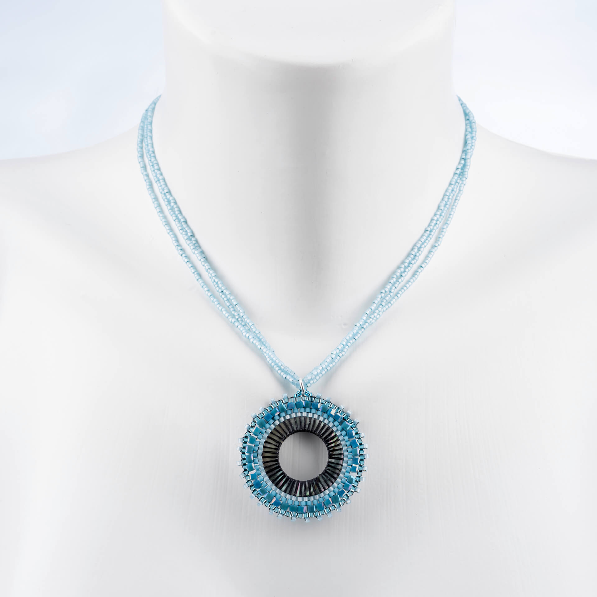 "Toho Art" kurze Kette, runder Anhänger mit Perlmuttreif und feinen Perlen, aquamarine